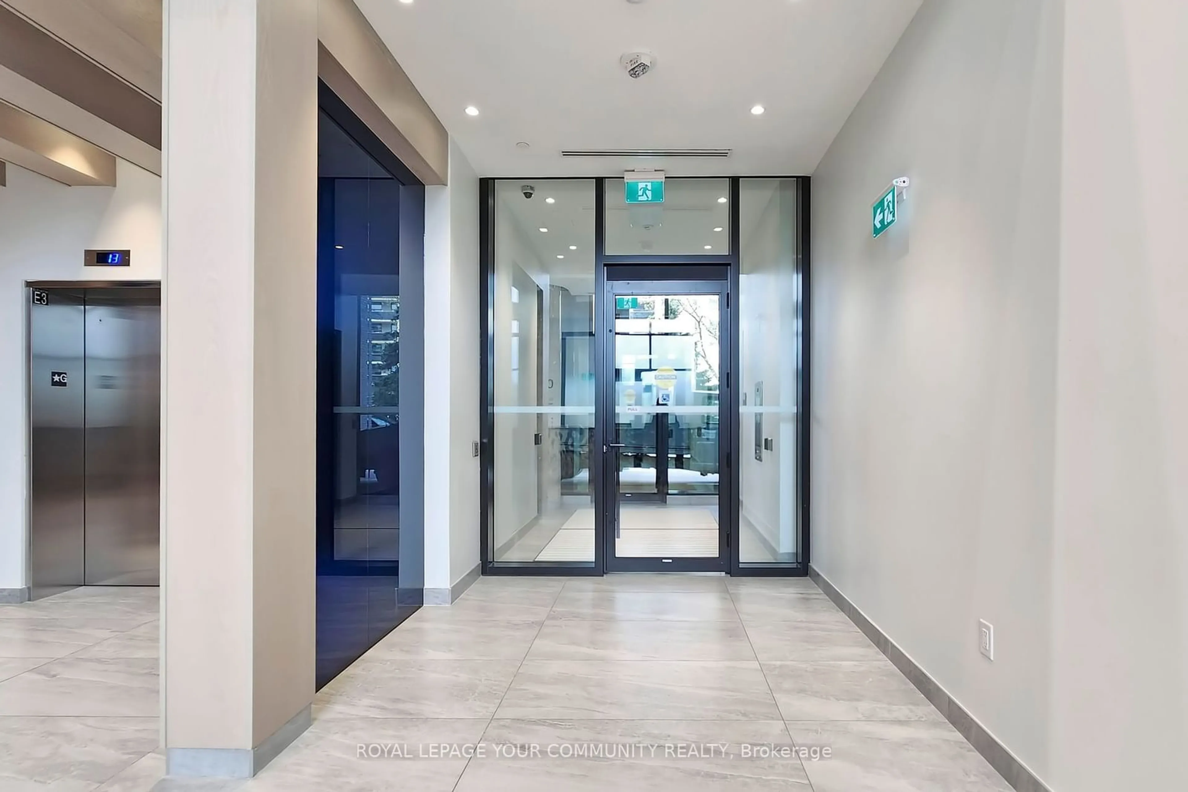 Indoor foyer, cement floor for 86 Dundas St #1621, Mississauga Ontario L5A 1W4