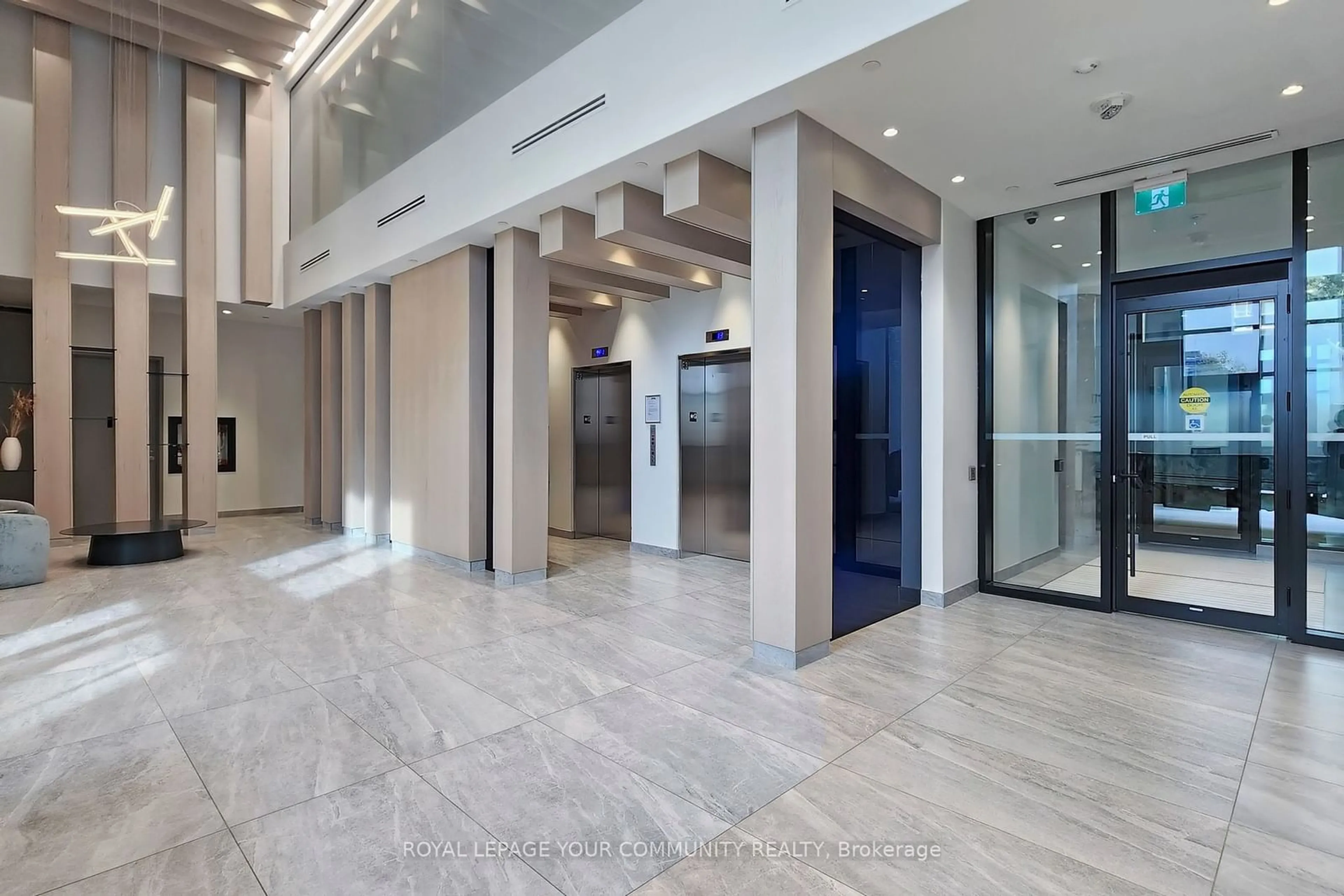 Indoor foyer, ceramic floors for 86 Dundas St #1621, Mississauga Ontario L5A 1W4