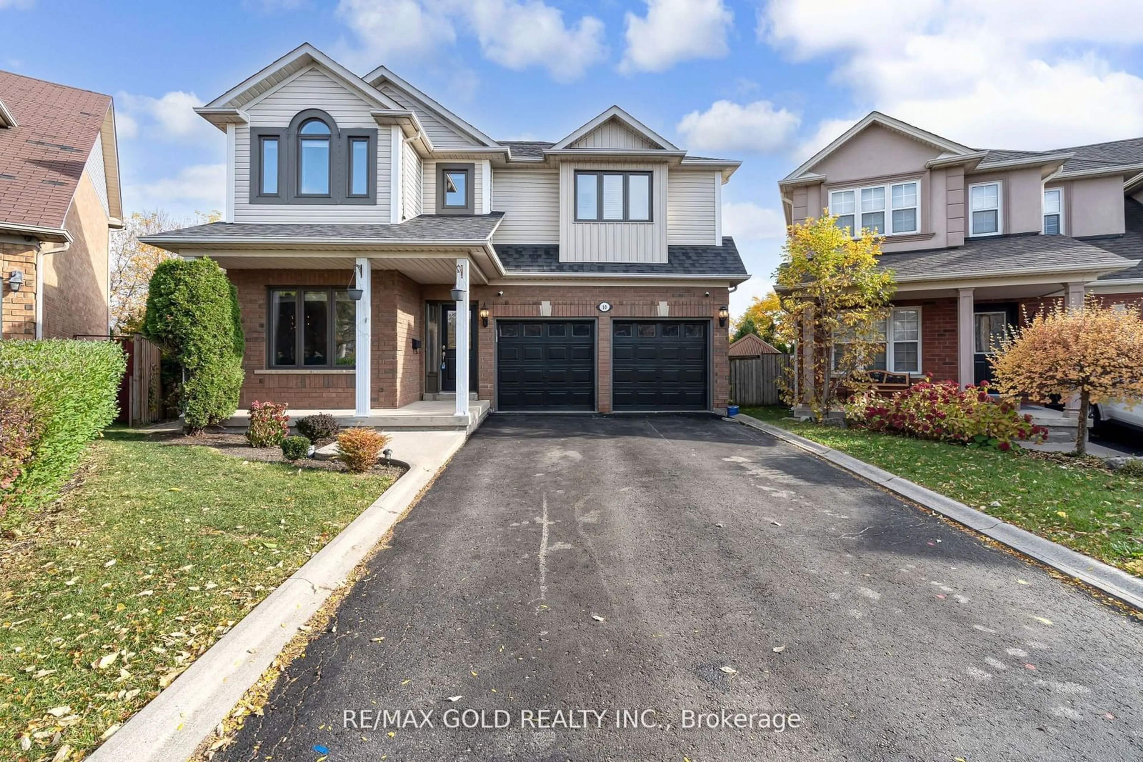 Frontside or backside of a home, the street view for 10 Sunnybrook Cres, Brampton Ontario L7A 1Y2