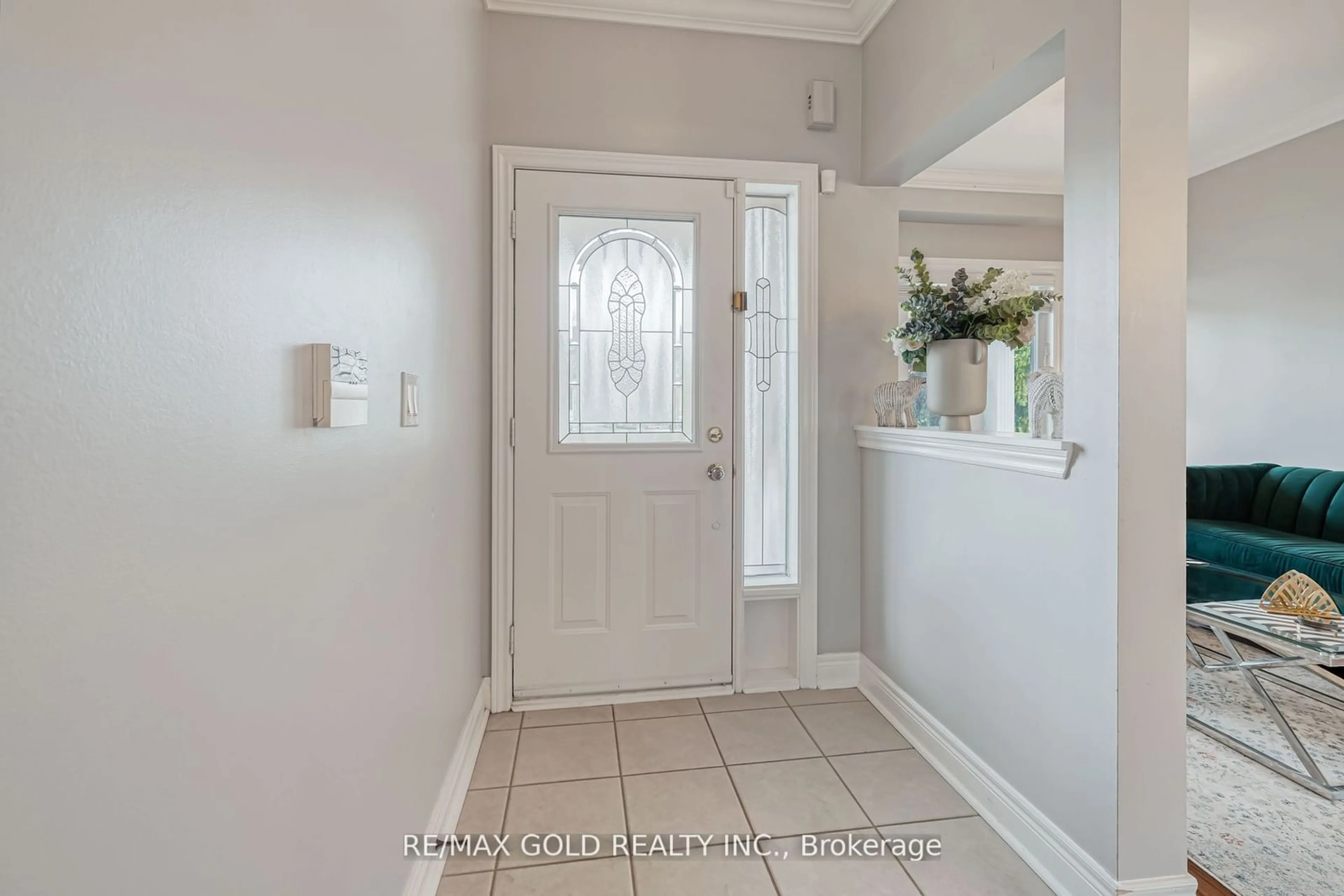 Indoor entryway, wood floors for 10 Sunnybrook Cres, Brampton Ontario L7A 1Y2