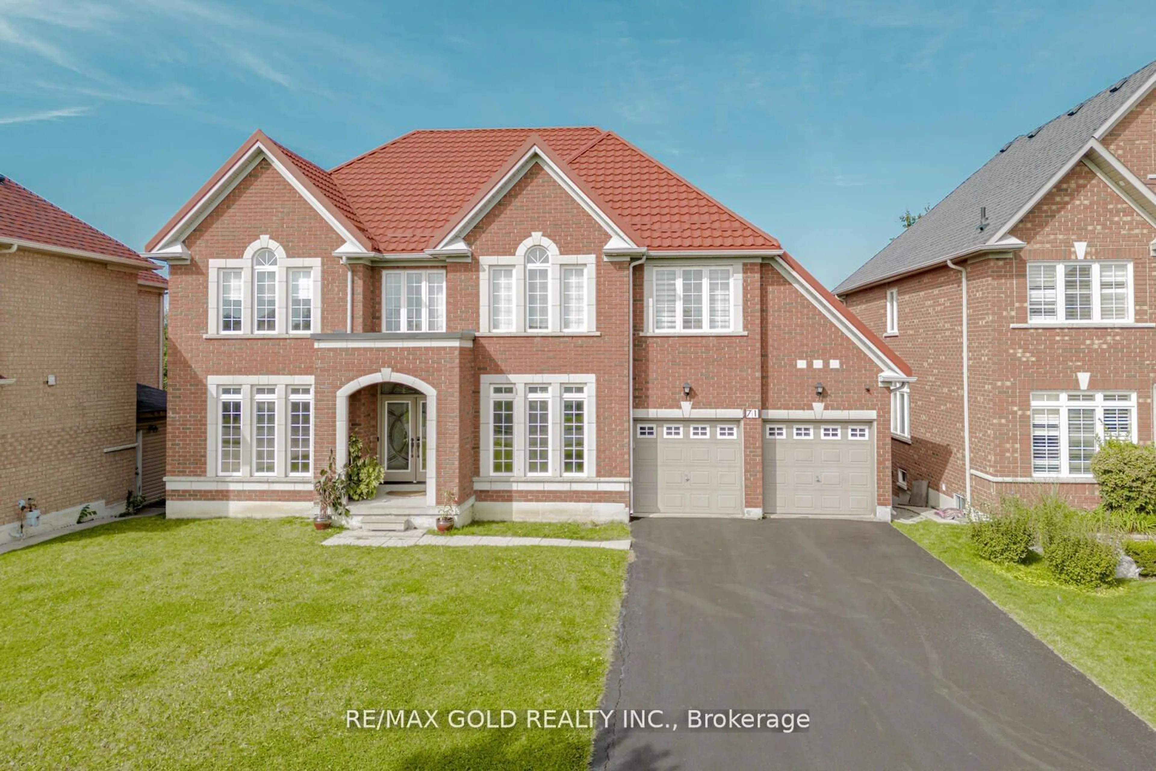 Frontside or backside of a home, the street view for 71 Crocker Dr, Brampton Ontario L6P 1Z7