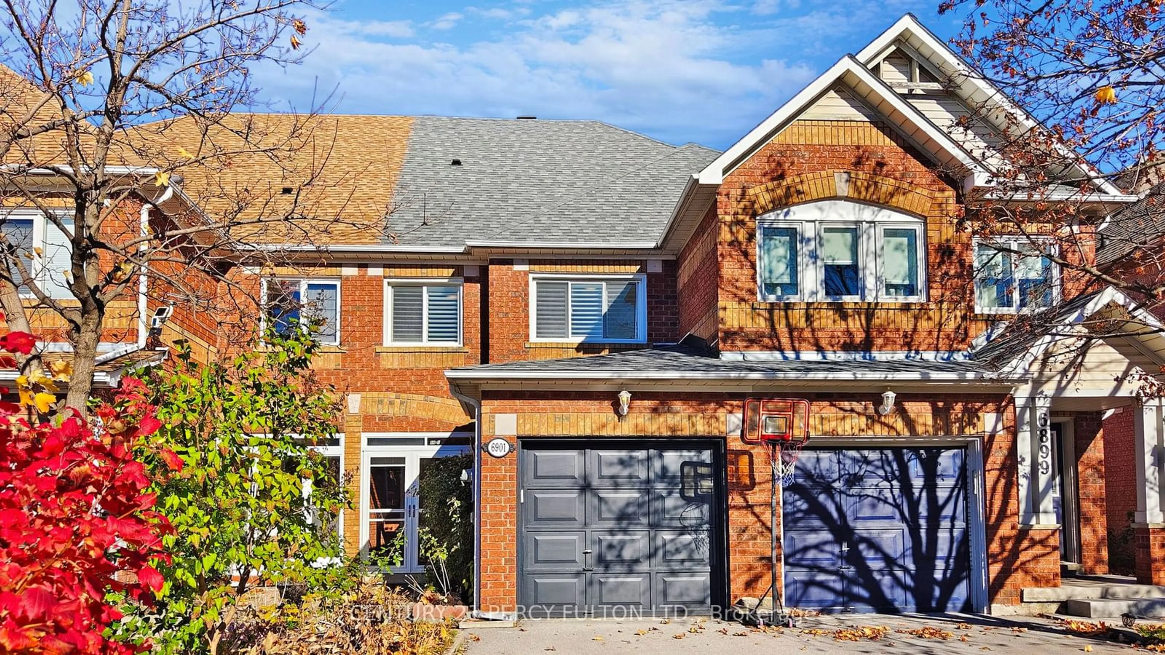 Home with brick exterior material for 6901 Apex Crt, Mississauga Ontario L5N 7H8