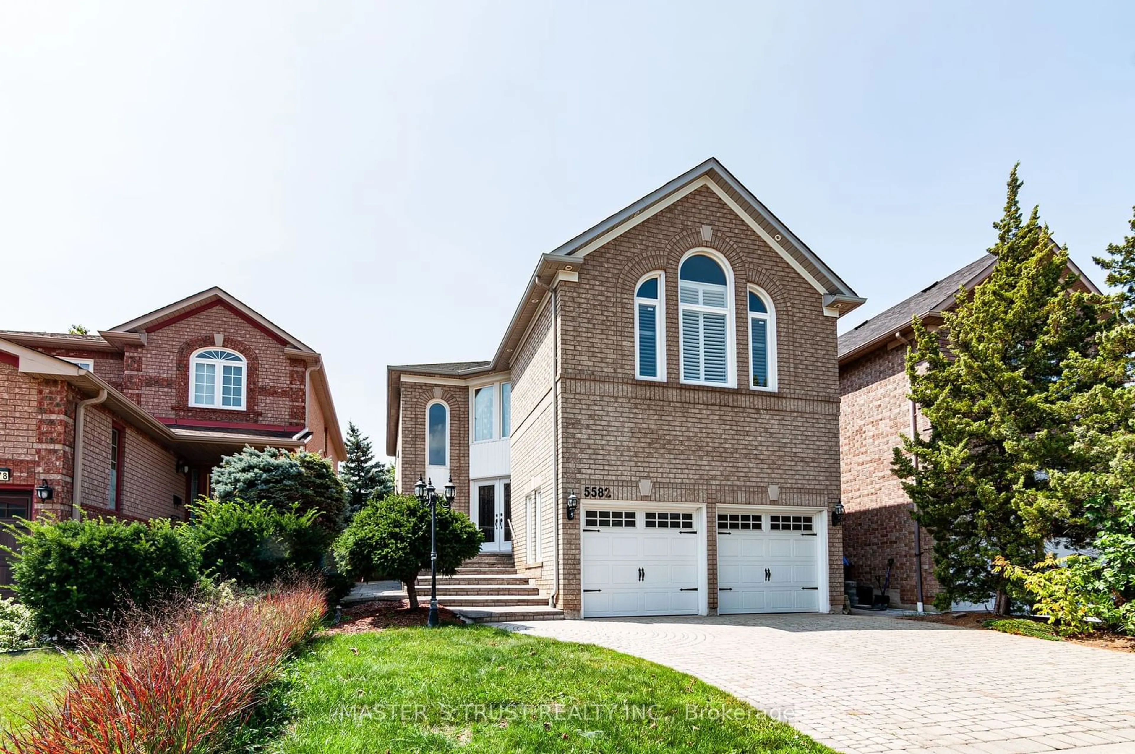 Home with brick exterior material for 5582 Mcfarren Blvd, Mississauga Ontario L5M 5X8