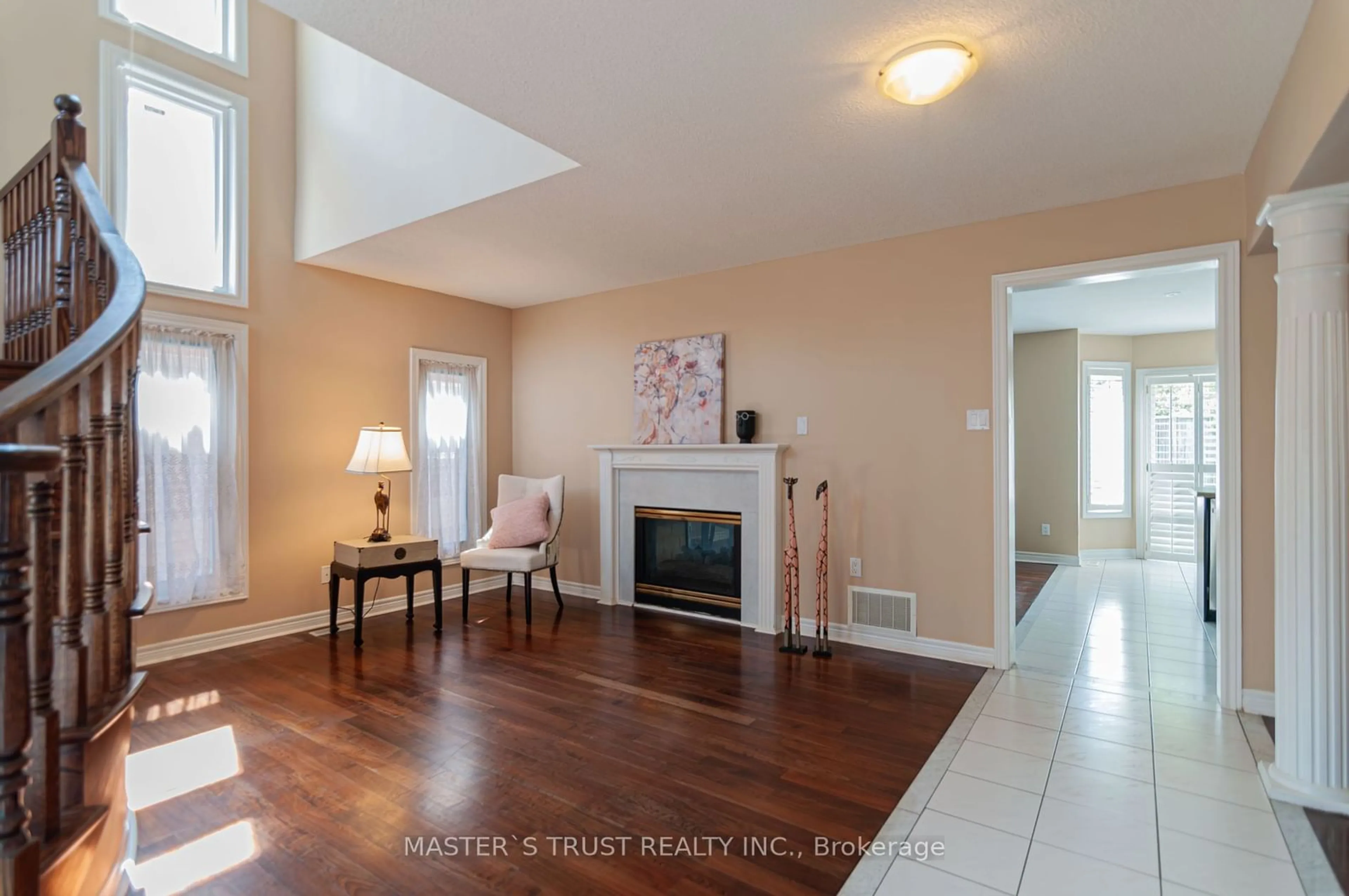 Indoor entryway, wood floors for 5582 Mcfarren Blvd, Mississauga Ontario L5M 5X8