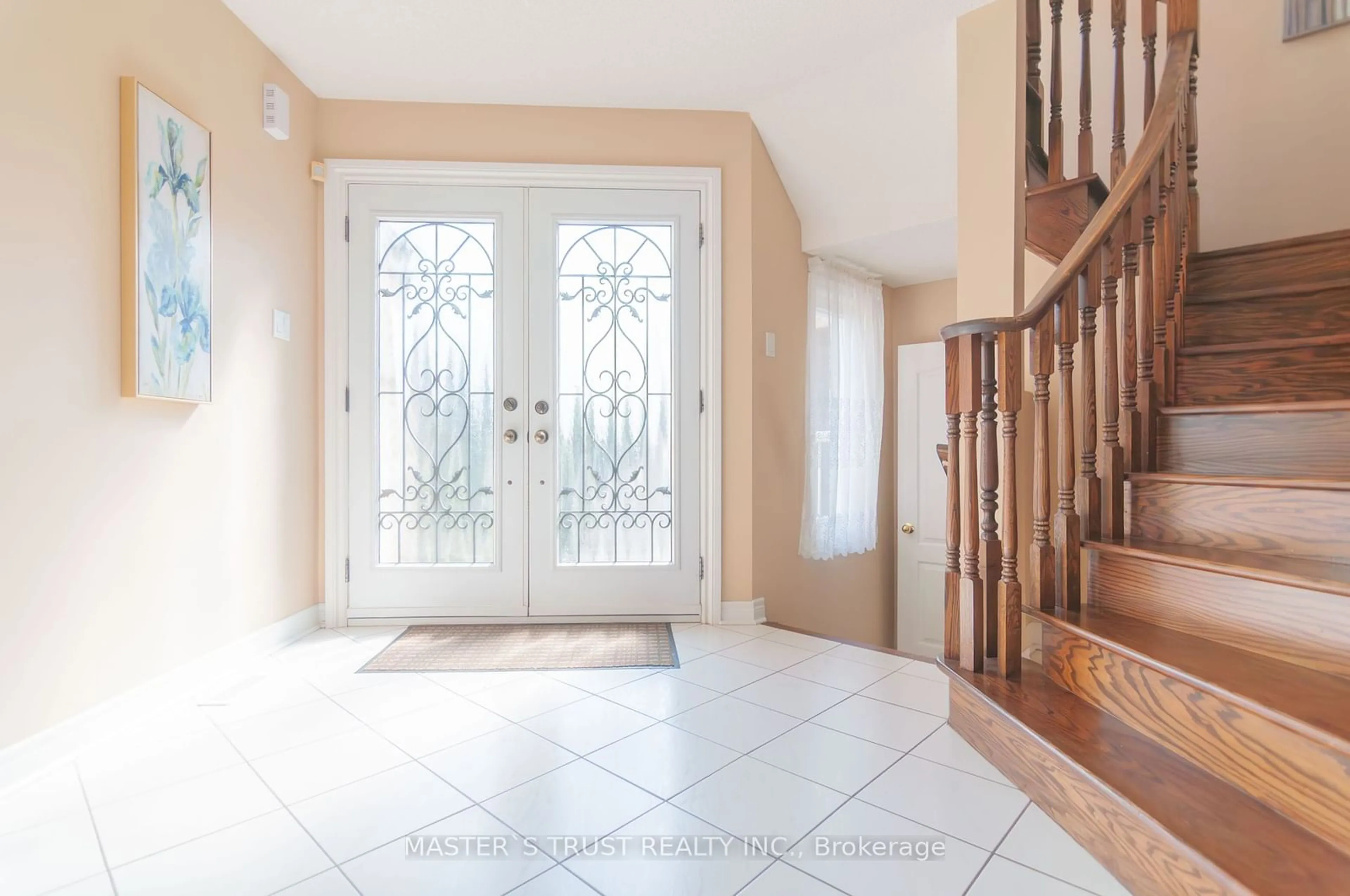 Indoor entryway, wood floors for 5582 Mcfarren Blvd, Mississauga Ontario L5M 5X8