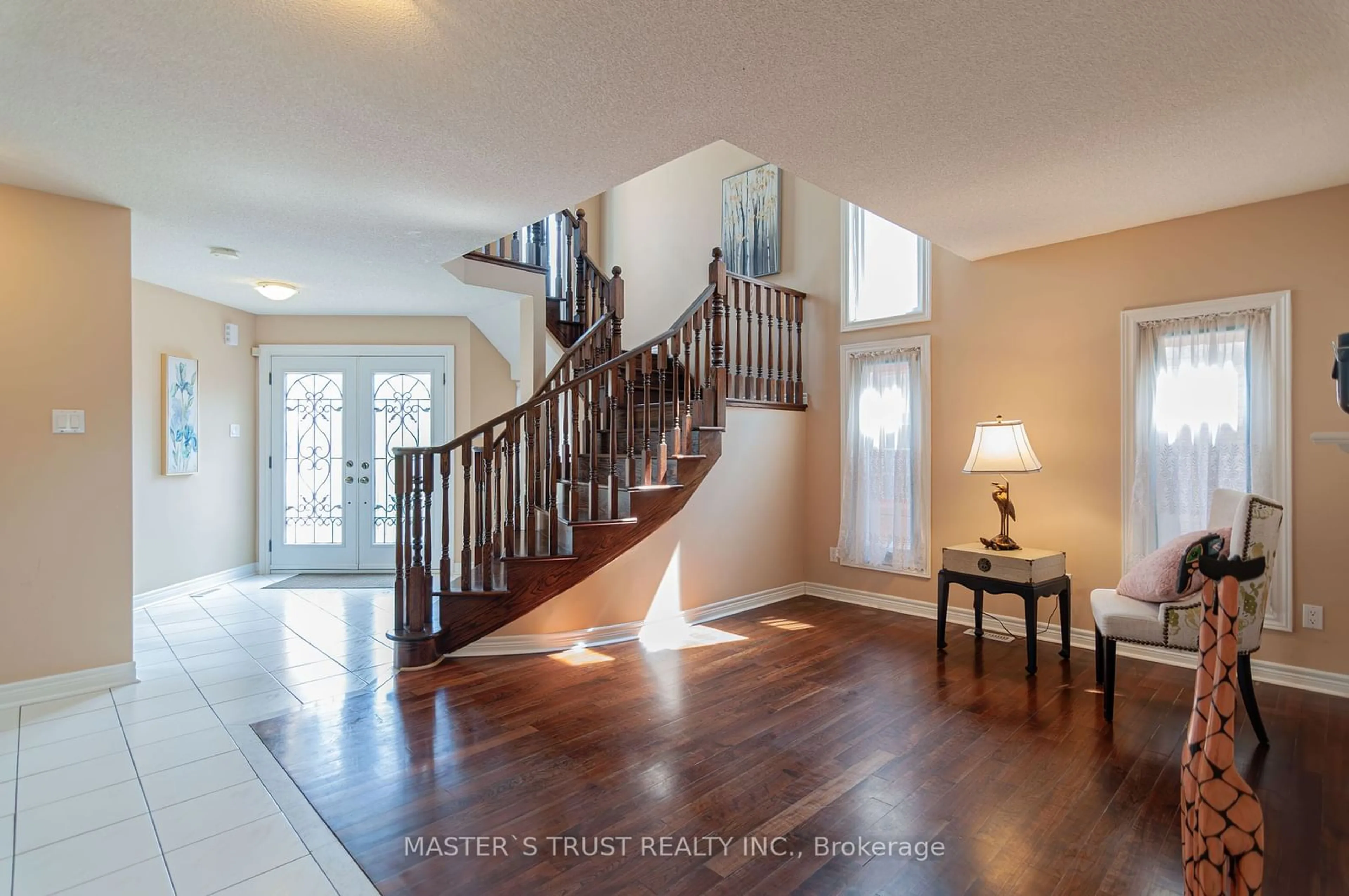 Indoor entryway, wood floors for 5582 Mcfarren Blvd, Mississauga Ontario L5M 5X8