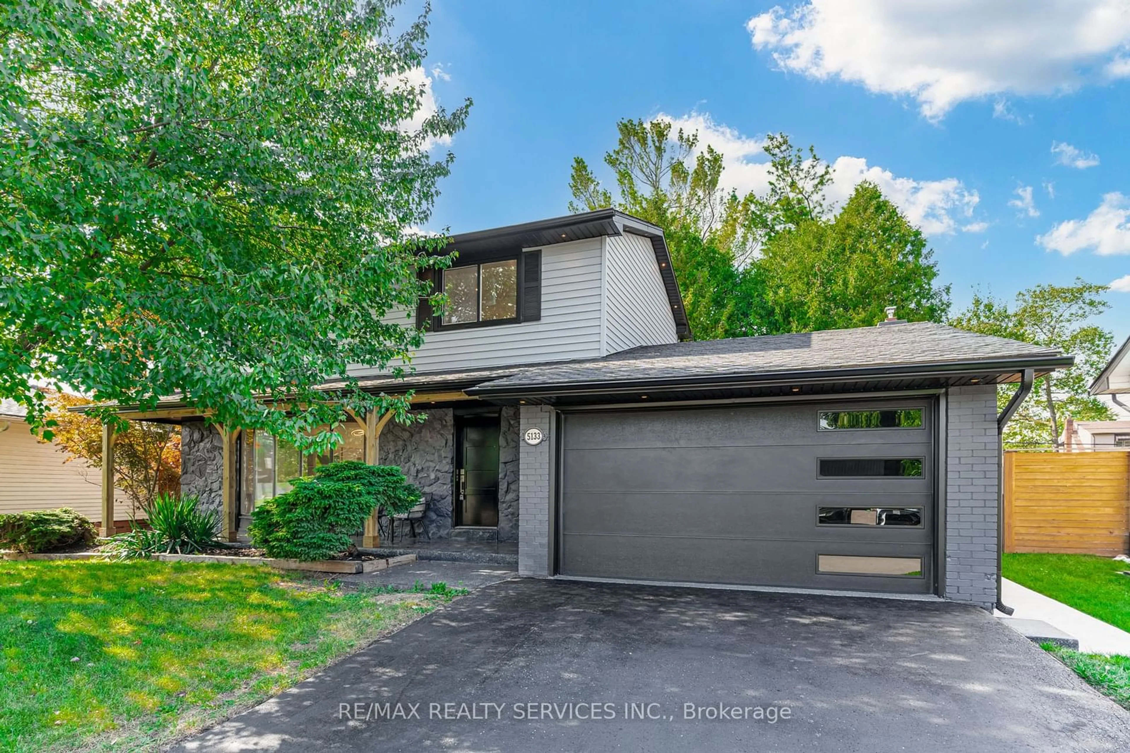 Frontside or backside of a home, cottage for 5133 Cherryhill Cres, Burlington Ontario L7L 4B8