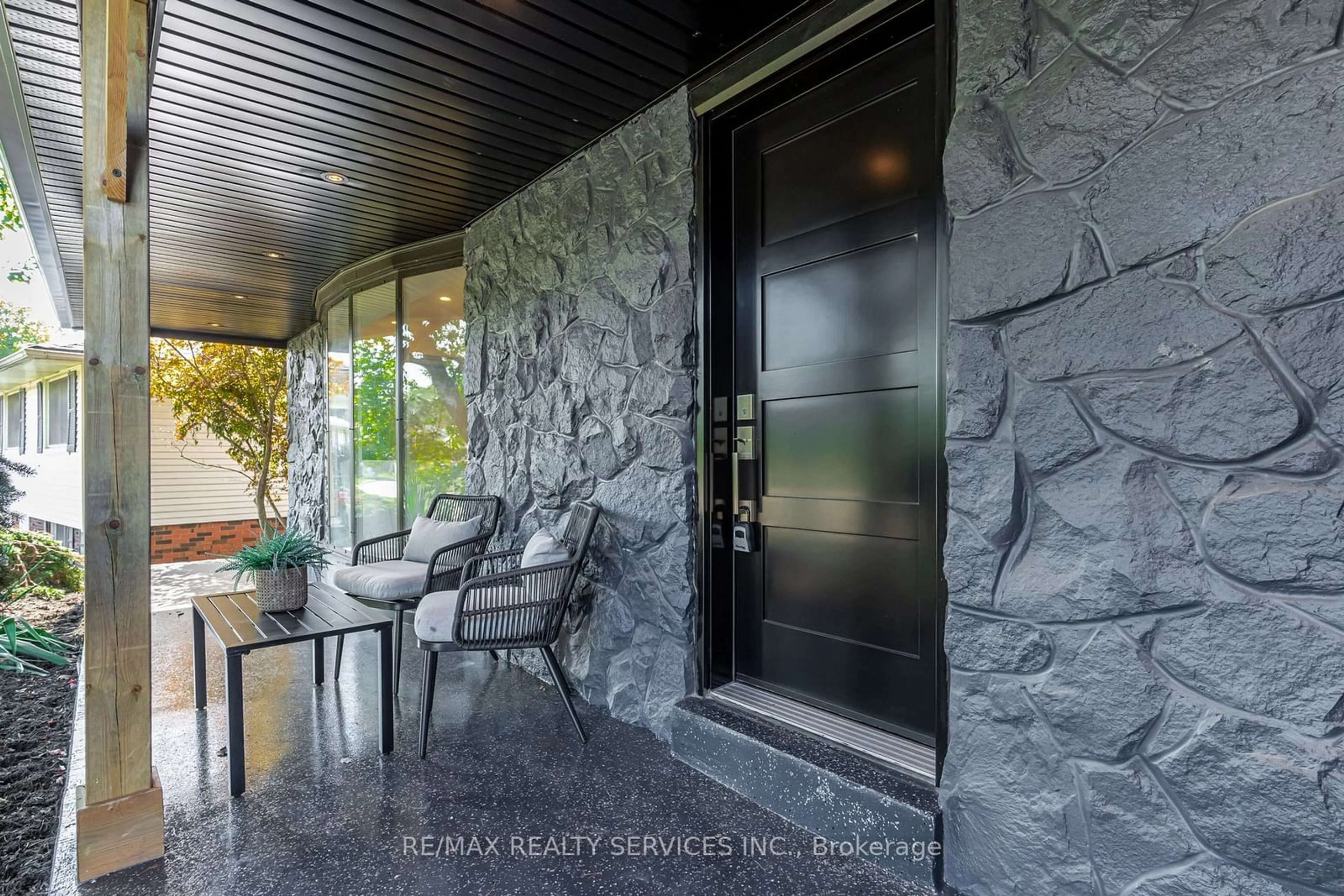 Indoor entryway, cement floor for 5133 Cherryhill Cres, Burlington Ontario L7L 4B8