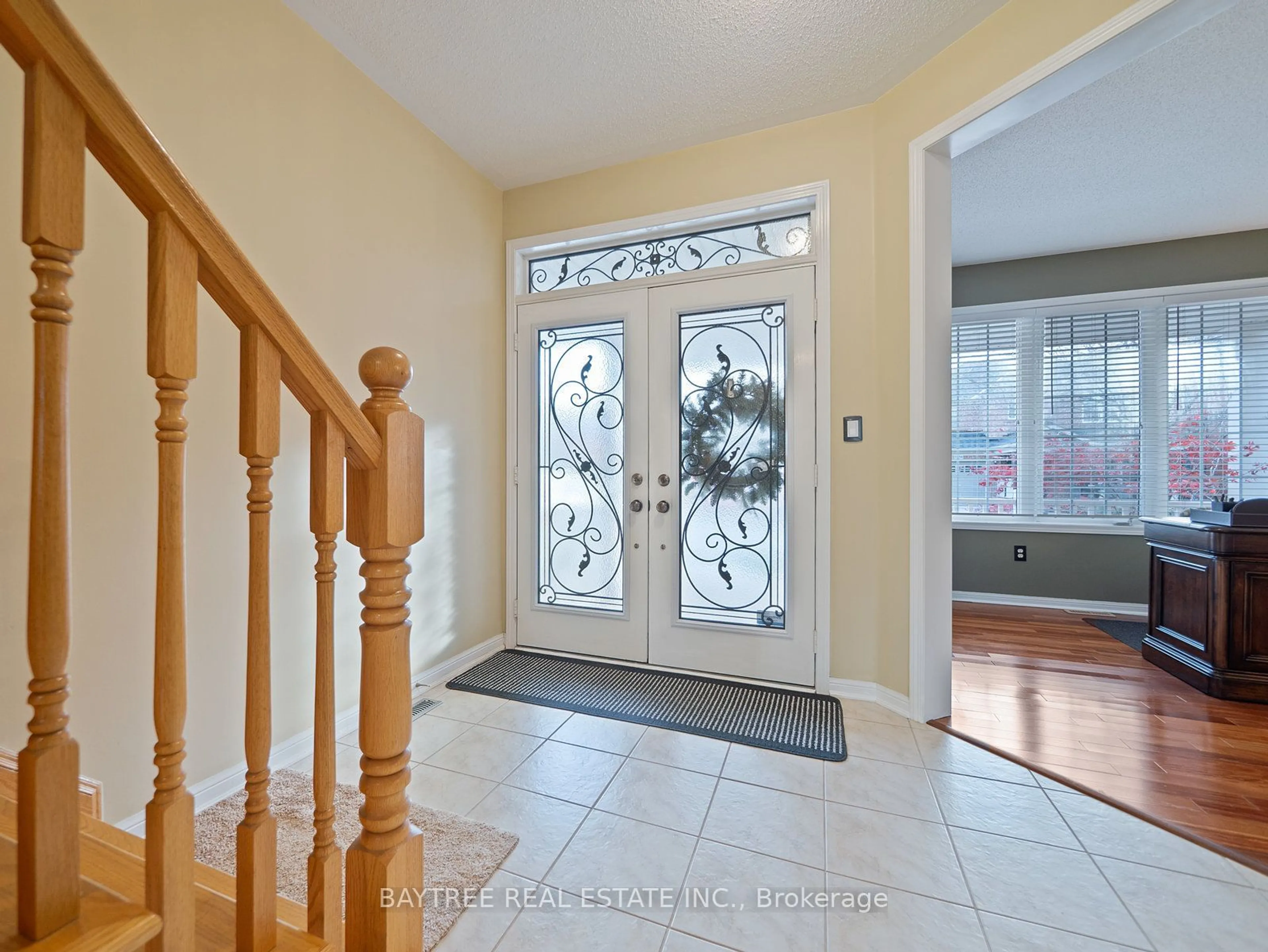 Indoor entryway, wood floors for 3255 Mccurdy Crt, Burlington Ontario L7M 0C1