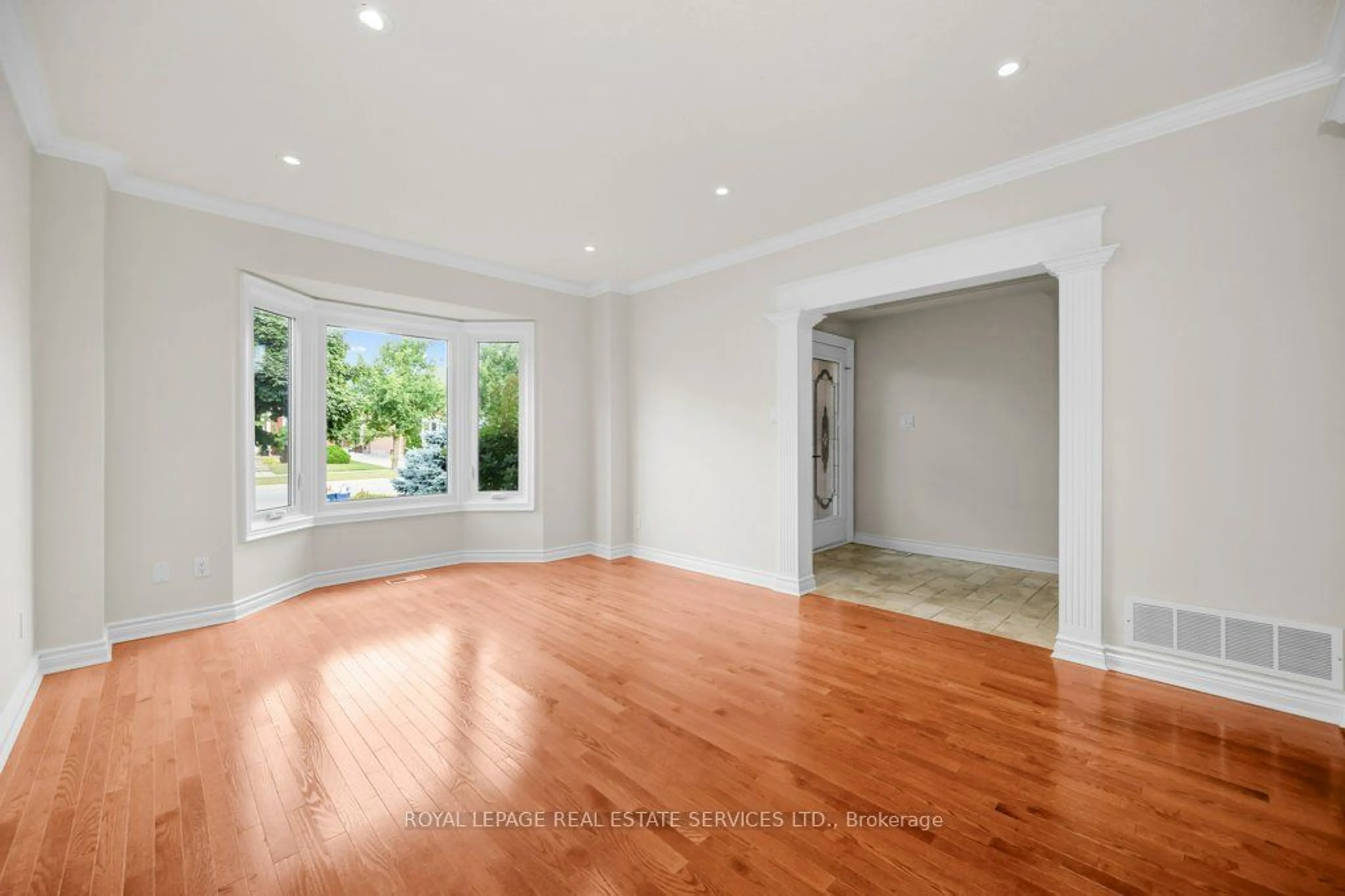 Indoor entryway, wood floors for 60 River Glen Blvd, Oakville Ontario L6H 5Z6