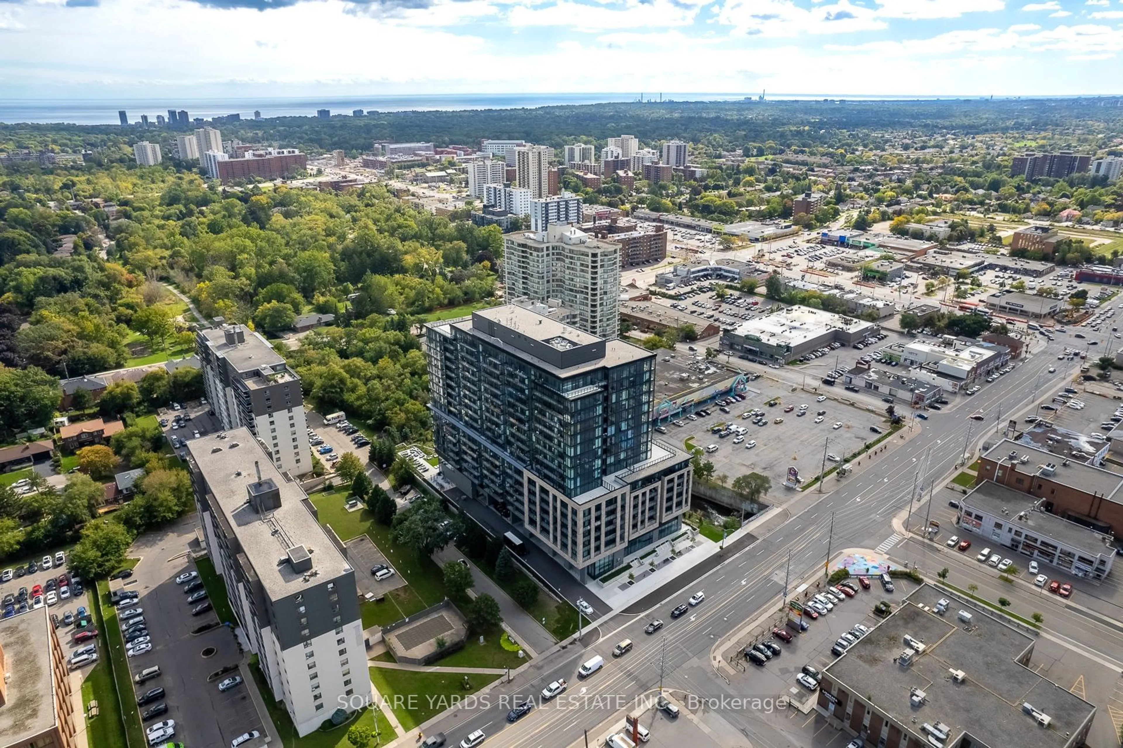 A pic from exterior of the house or condo, the view of city buildings for 86 Dundas St #624, Mississauga Ontario L5A 1W4