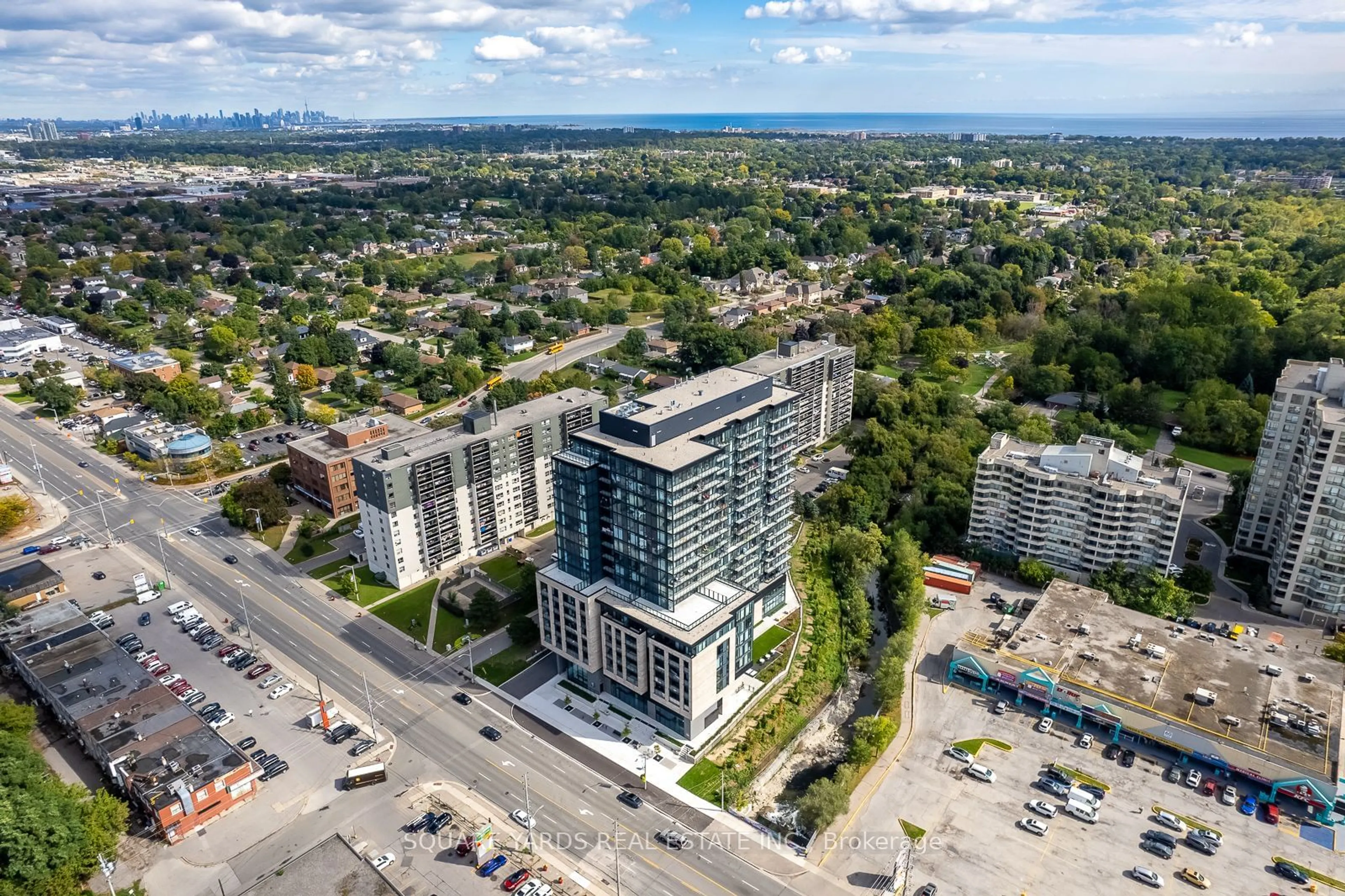 A pic from exterior of the house or condo, the view of city buildings for 86 Dundas St #624, Mississauga Ontario L5A 1W4