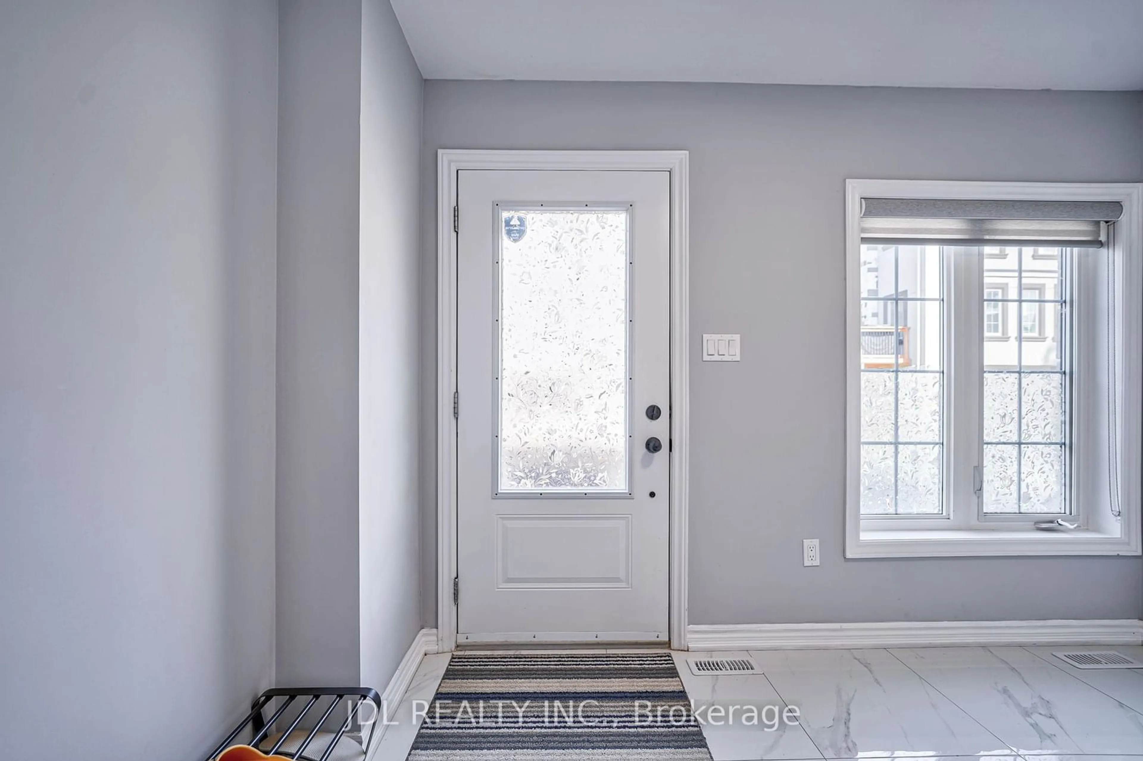 Indoor entryway, wood floors for 15 Justice Gdns, Toronto Ontario M9N 0B5