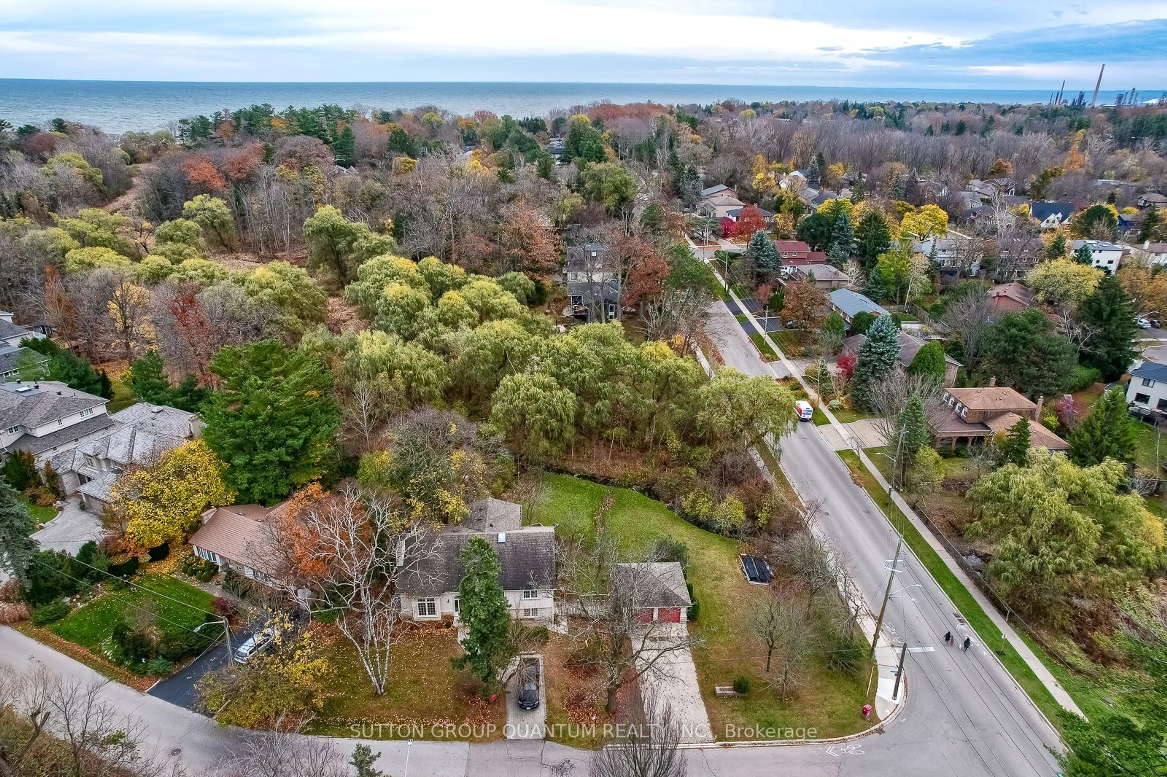 A pic from exterior of the house or condo, the street view for 1340 Contour Dr, Mississauga Ontario L5H 1B2