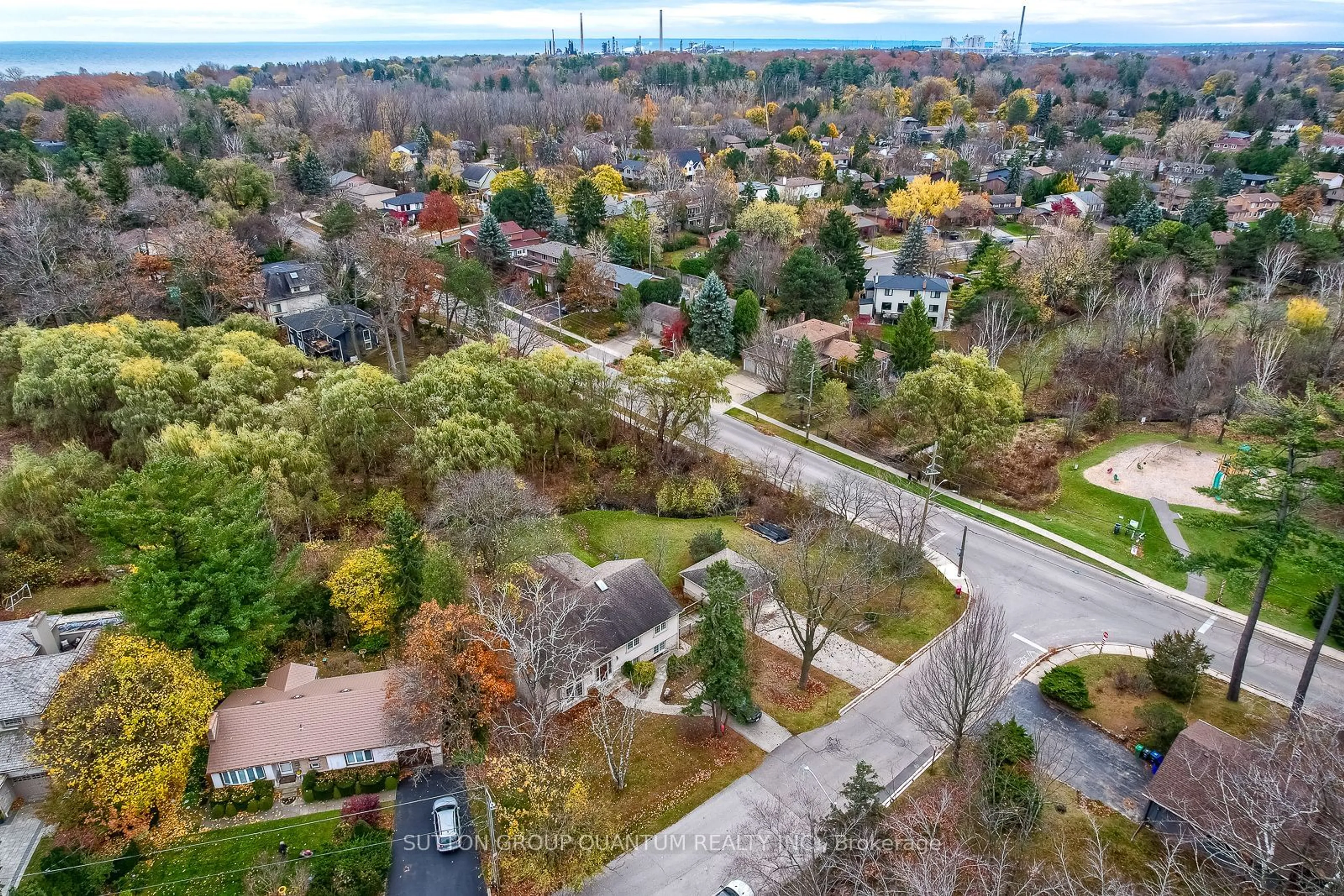 A pic from exterior of the house or condo, the street view for 1340 Contour Dr, Mississauga Ontario L5H 1B2