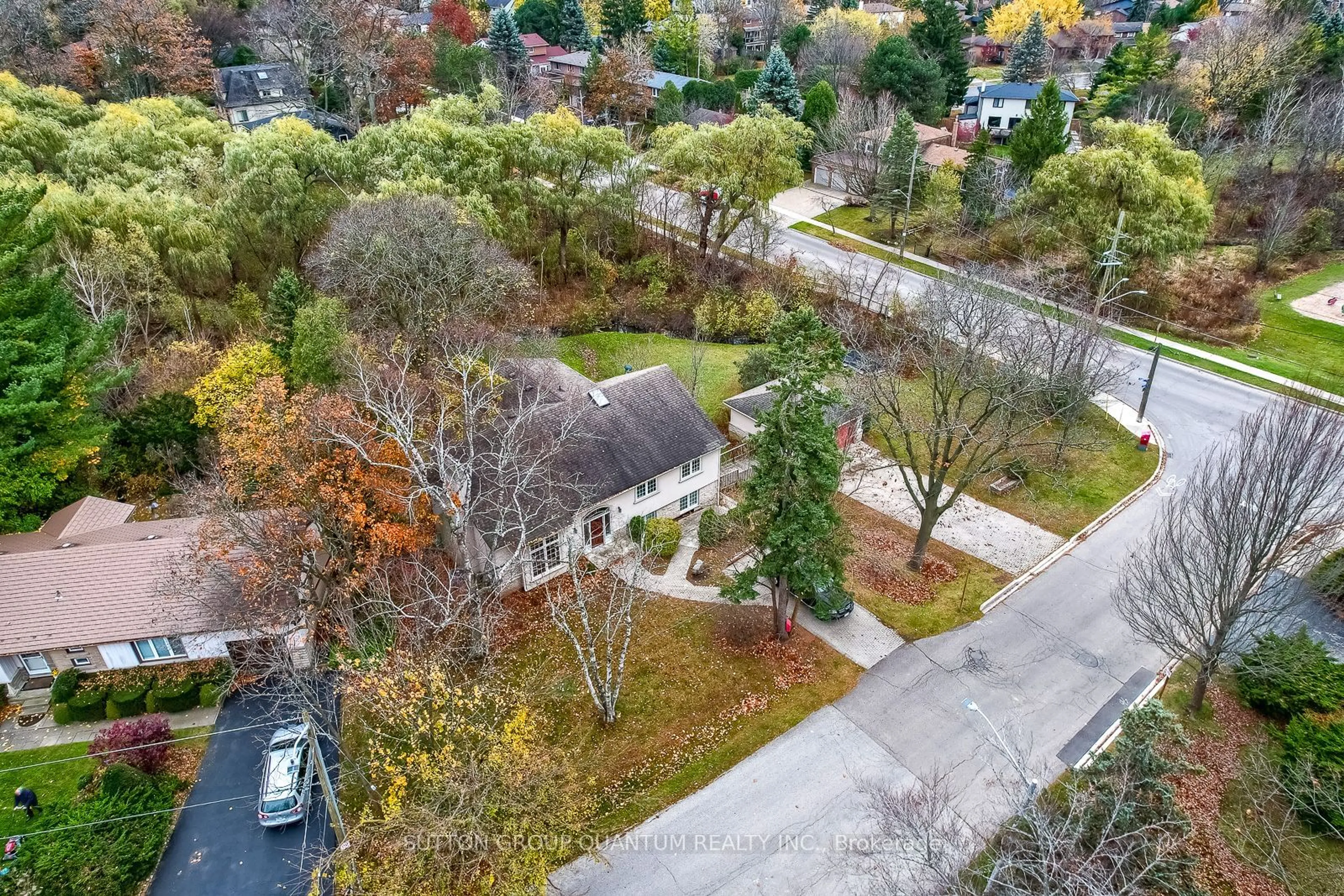 A pic from exterior of the house or condo, the fenced backyard for 1340 Contour Dr, Mississauga Ontario L5H 1B2