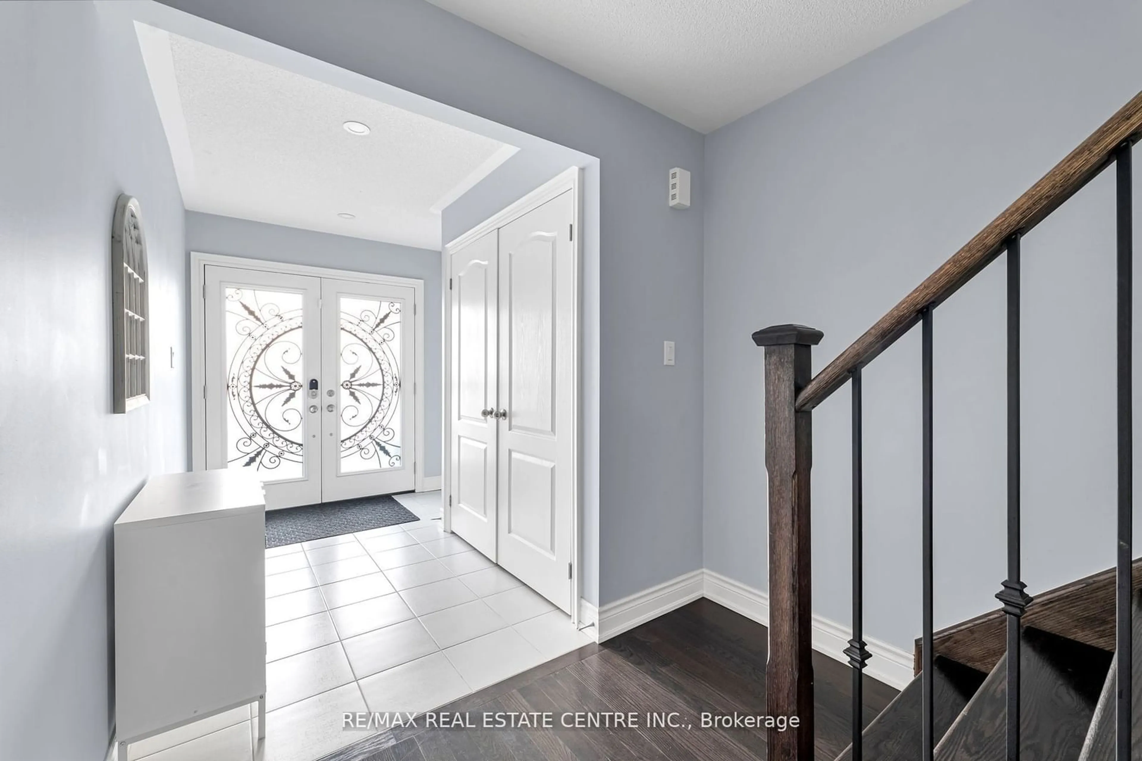 Indoor entryway, wood floors for 429 Rivermont Rd, Brampton Ontario L6Y 6C5