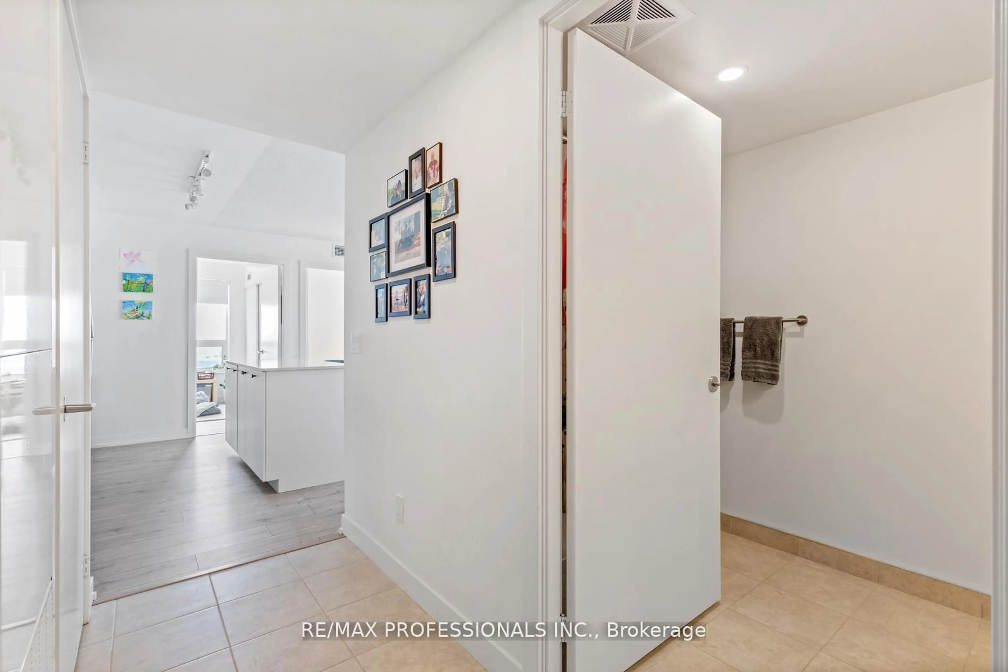 Indoor foyer, not visible floor for 10 Wilby Cres #1603, Toronto Ontario M9N 0B6