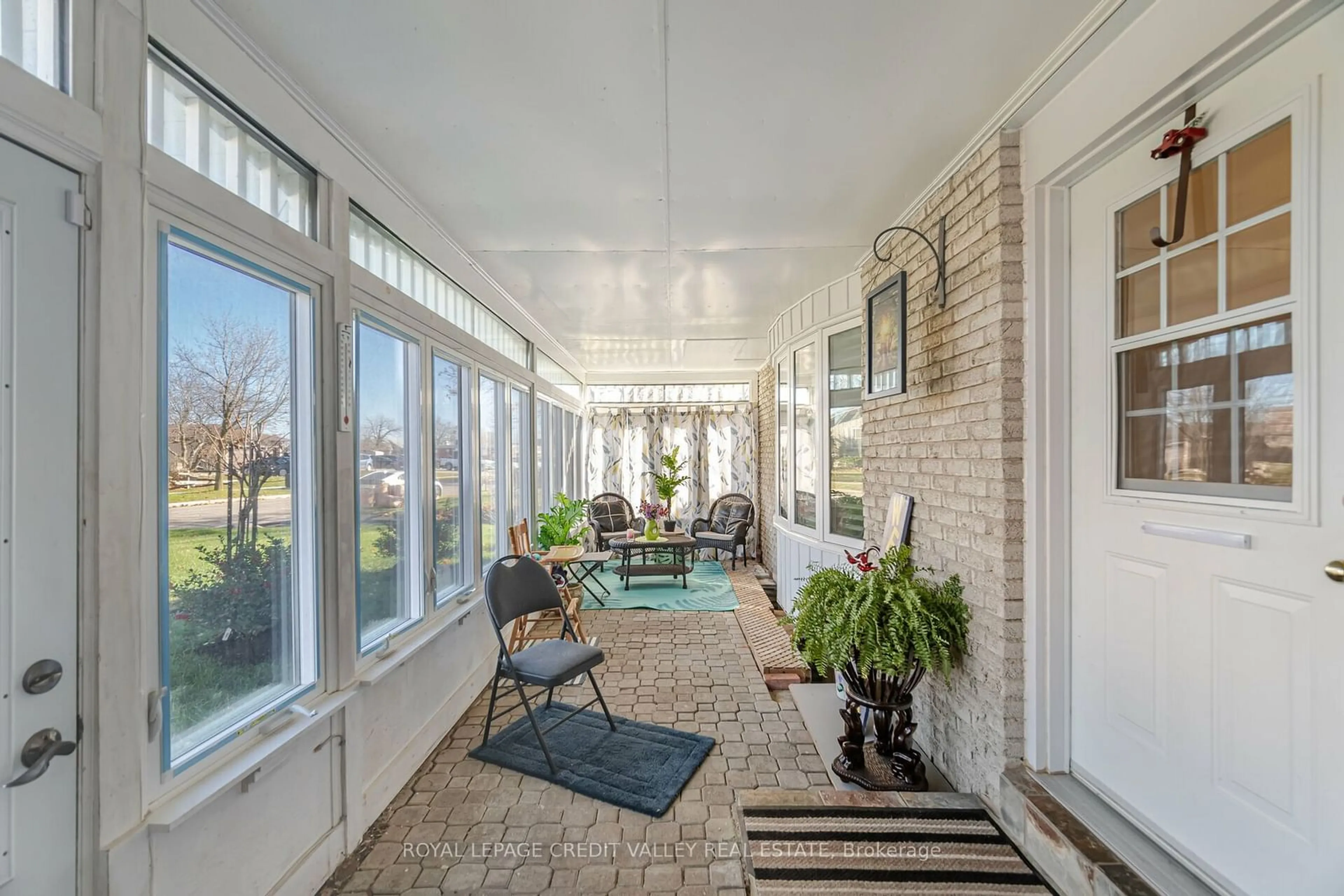 Indoor entryway, ceramic floors for 106 Acton Blvd, Halton Hills Ontario L7J 2H7