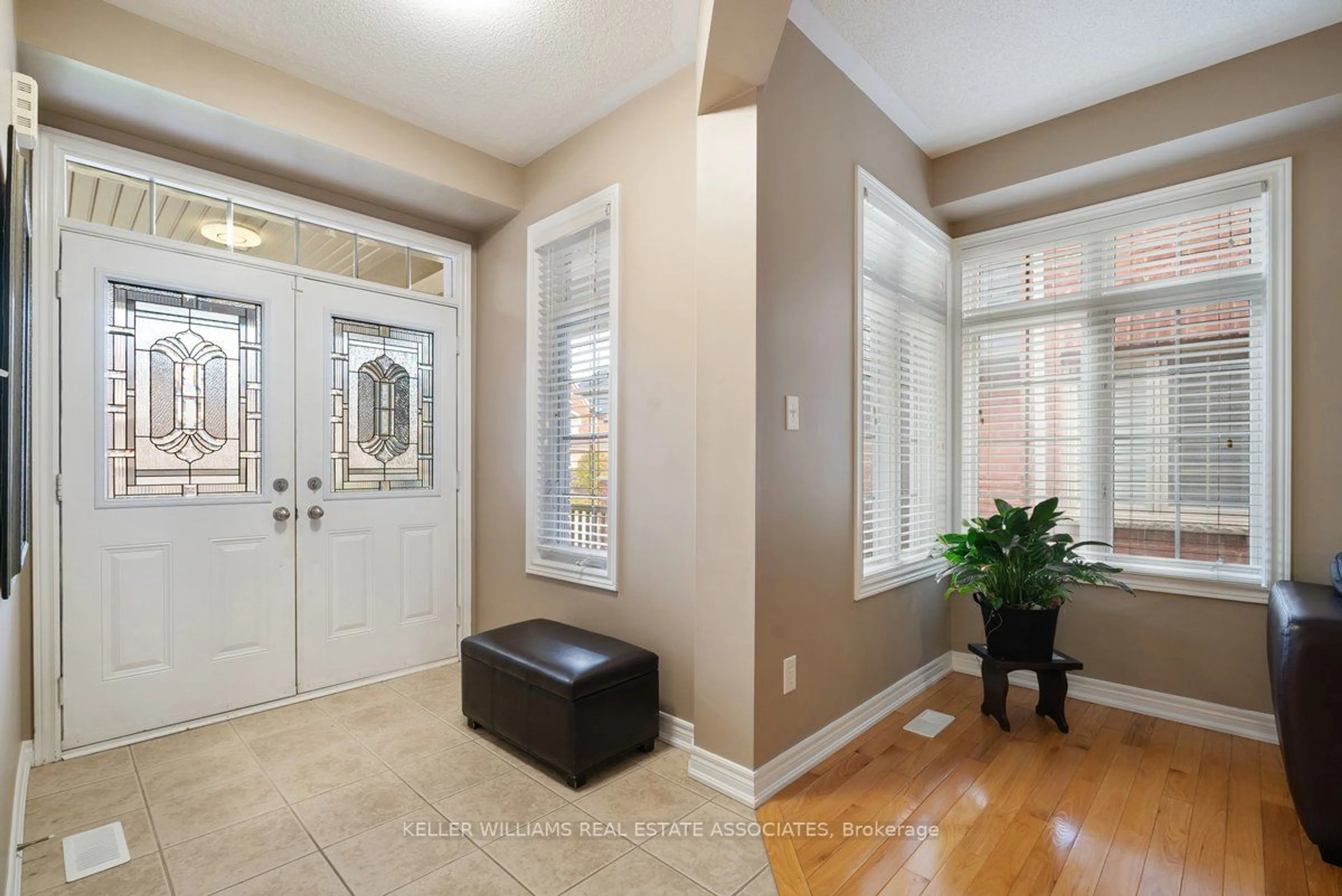 Indoor entryway, wood floors for 3416 Hideaway Pl, Mississauga Ontario L5M 0A7