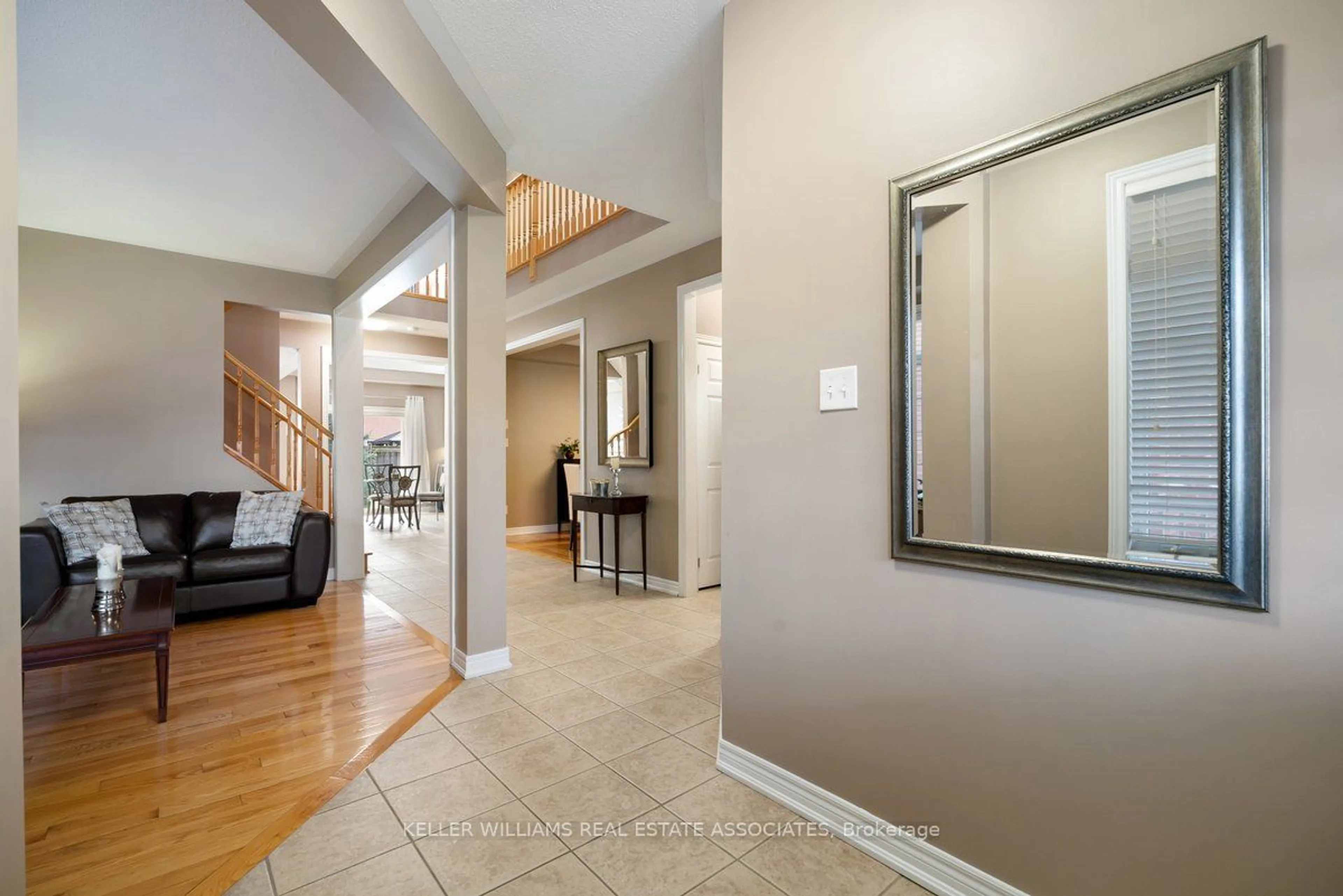 Indoor entryway, wood floors for 3416 Hideaway Pl, Mississauga Ontario L5M 0A7