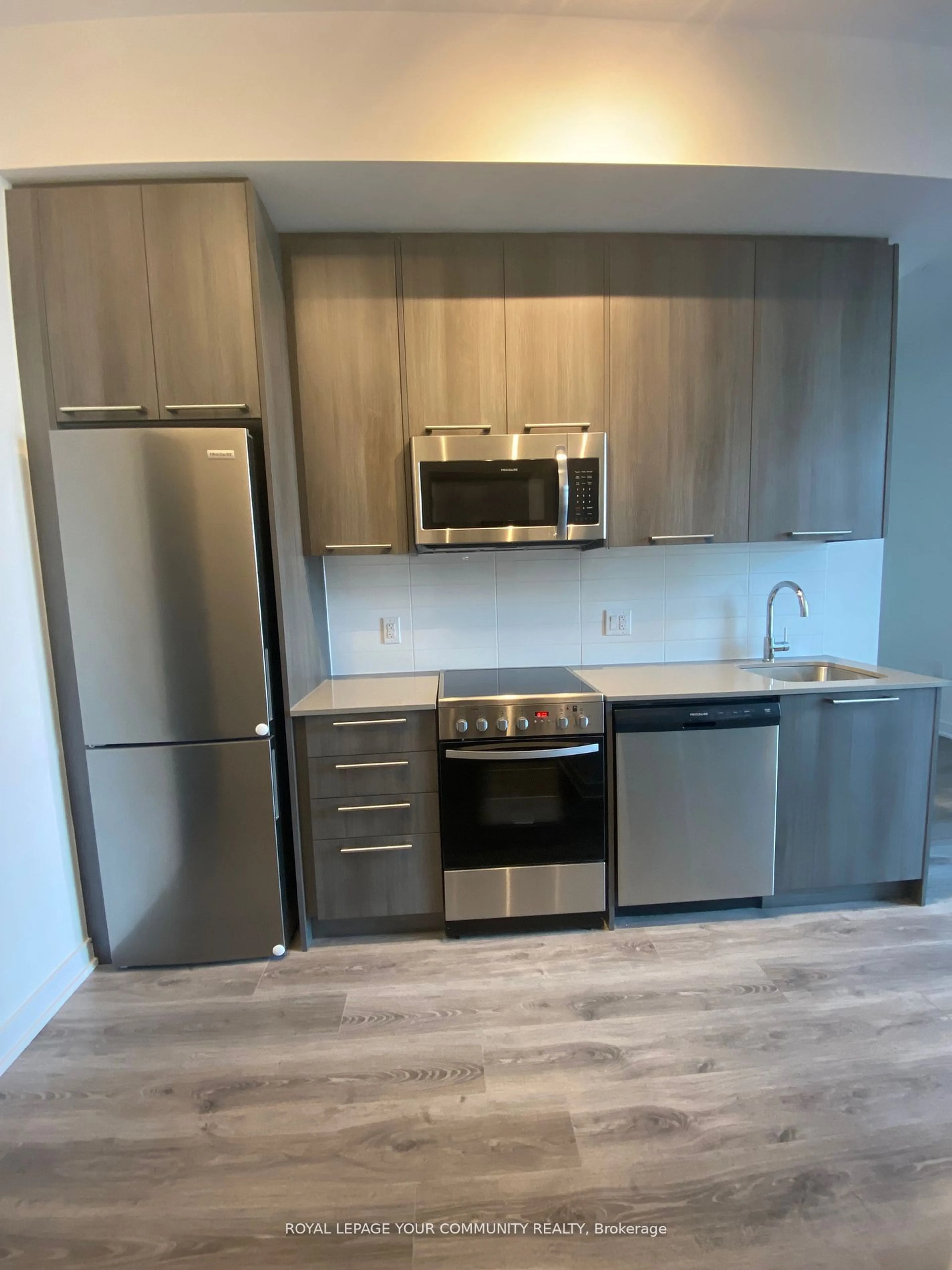 Standard kitchen for 25 Neighbourhood Lane #103, Toronto Ontario M8Y 0C4