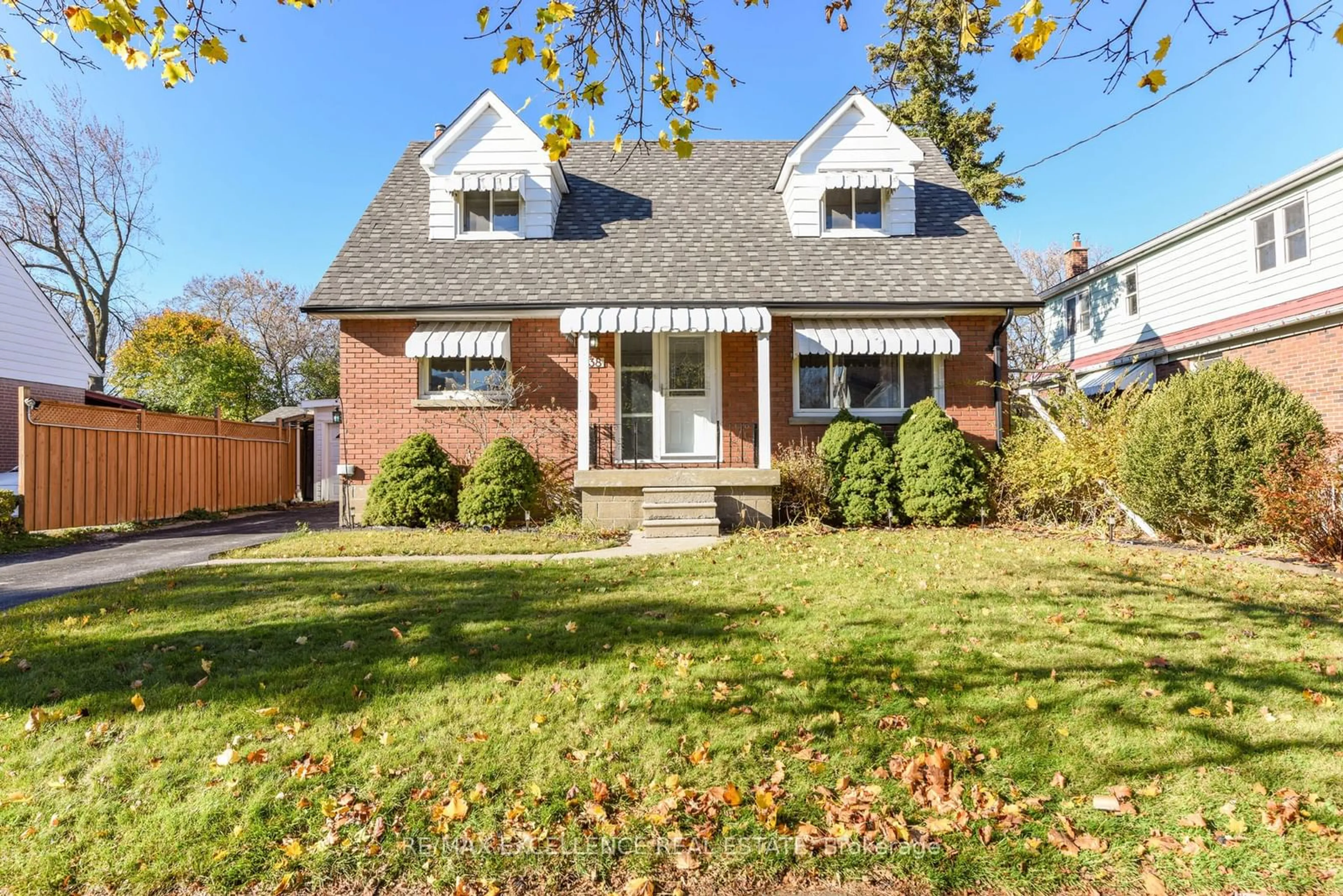 Home with brick exterior material for 38 Mccaul St, Brampton Ontario L6V 1J2