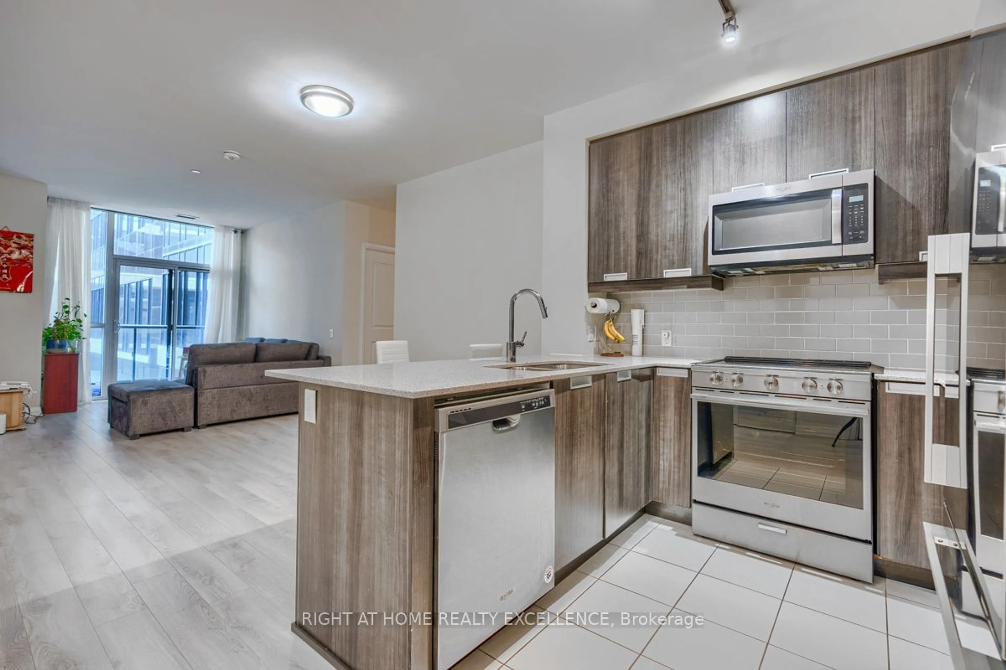 Open concept kitchen for 65 Watergarden Dr #201, Mississauga Ontario L5R 0G9