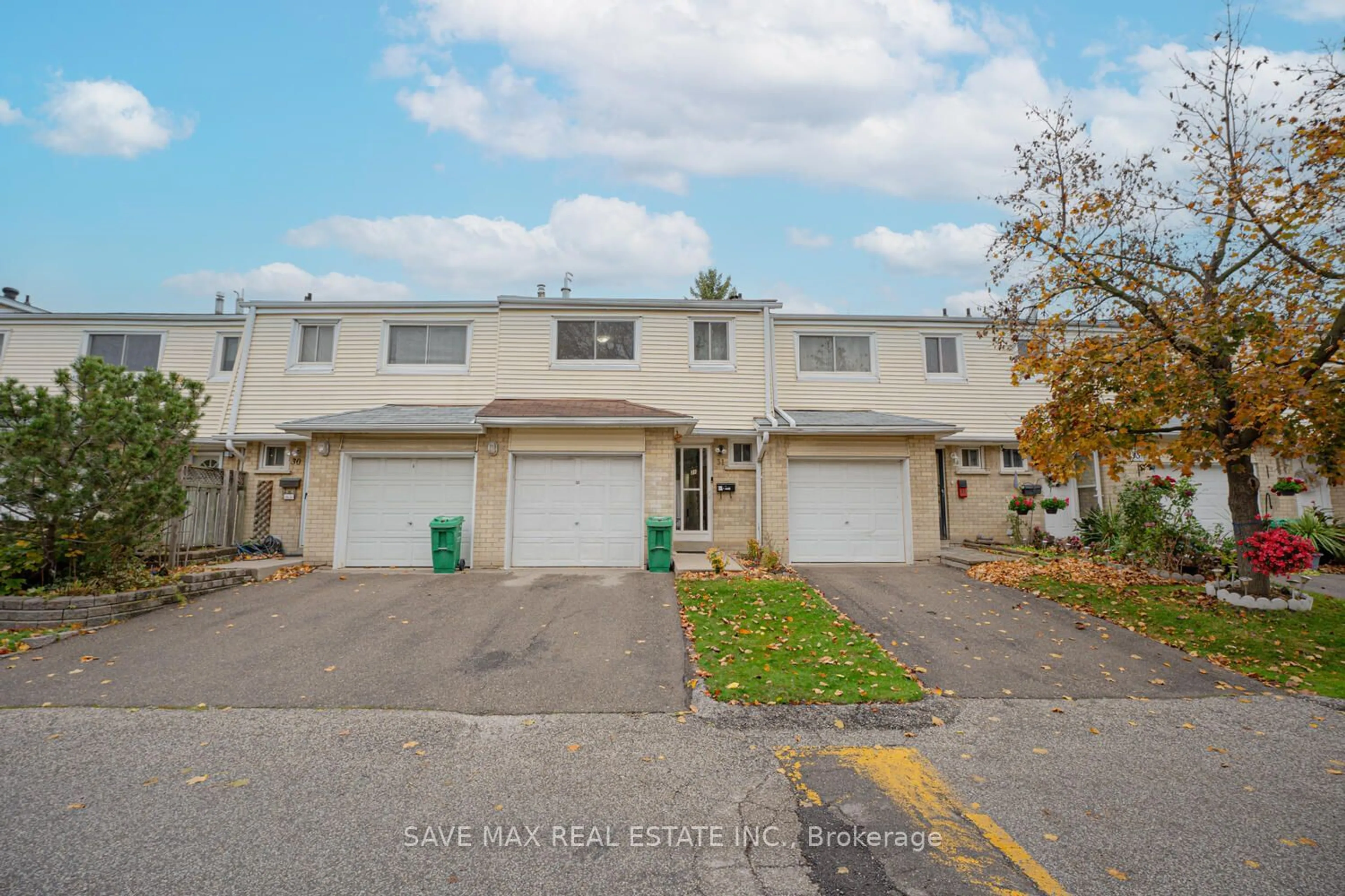 A pic from exterior of the house or condo, the street view for 400 Mississauga Valley Blvd #31, Mississauga Ontario L5A 3N6