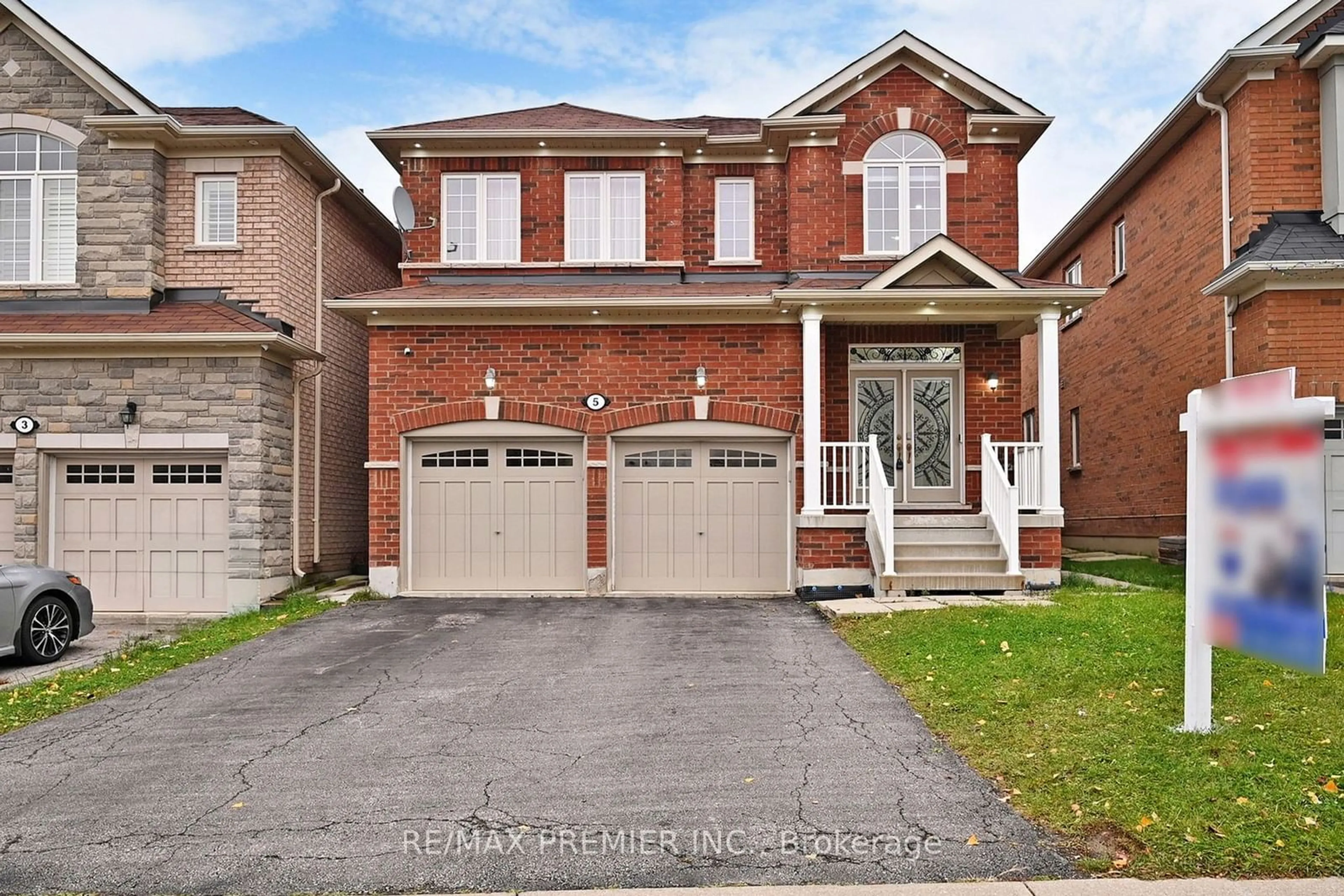 Home with brick exterior material for 5 Haviland Circ, Brampton Ontario L6R 0Z1