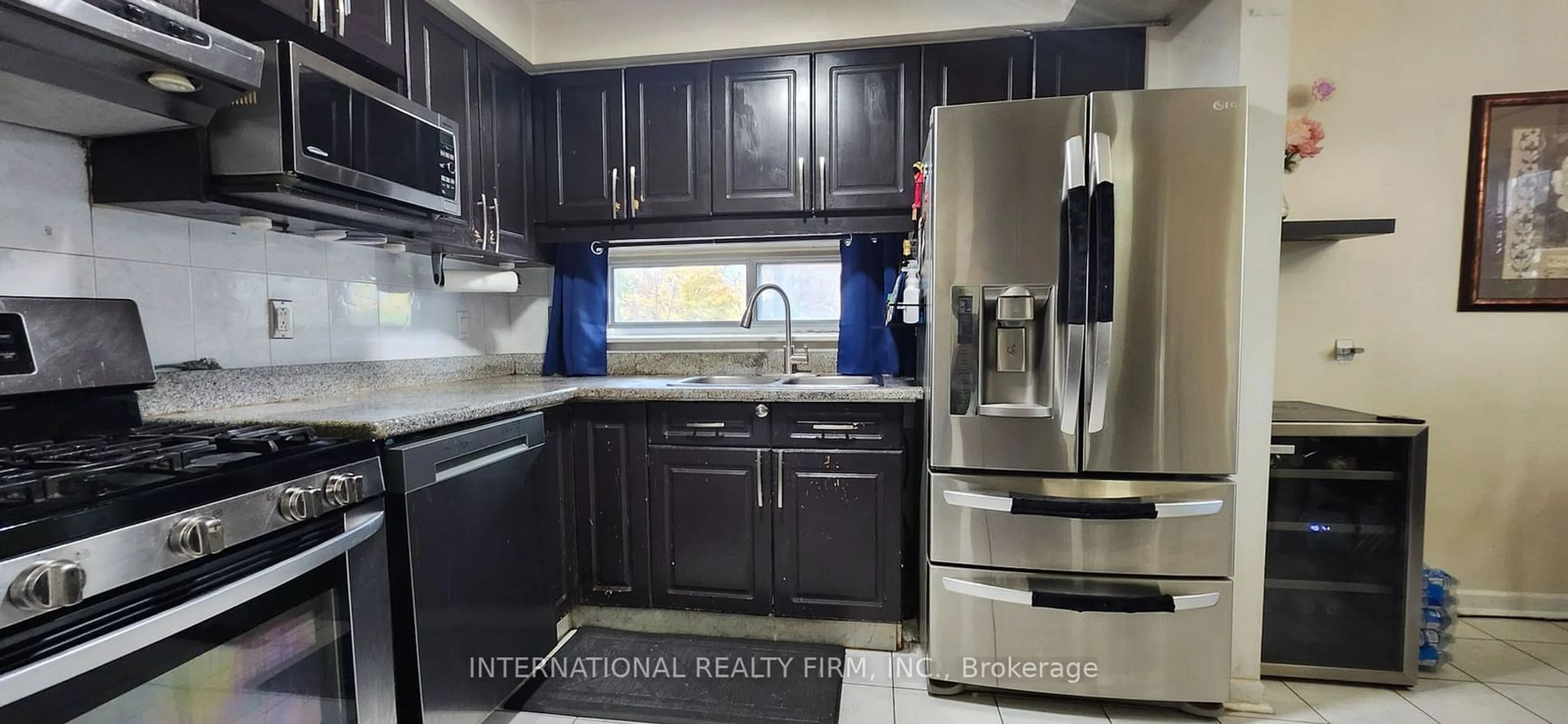 Standard kitchen for 250 John Garland Blvd #106, Toronto Ontario M9V 1N8