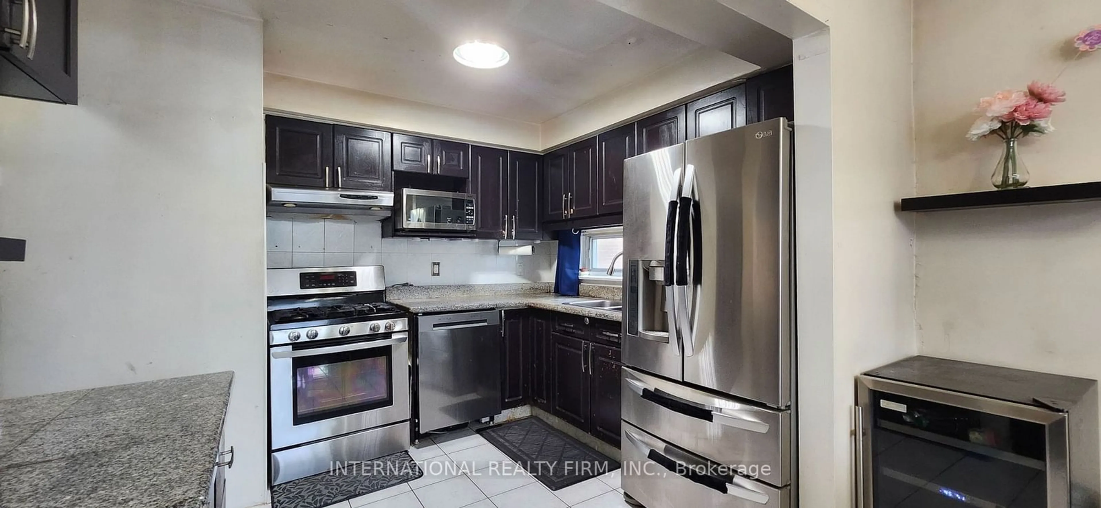 Standard kitchen for 250 John Garland Blvd #106, Toronto Ontario M9V 1N8