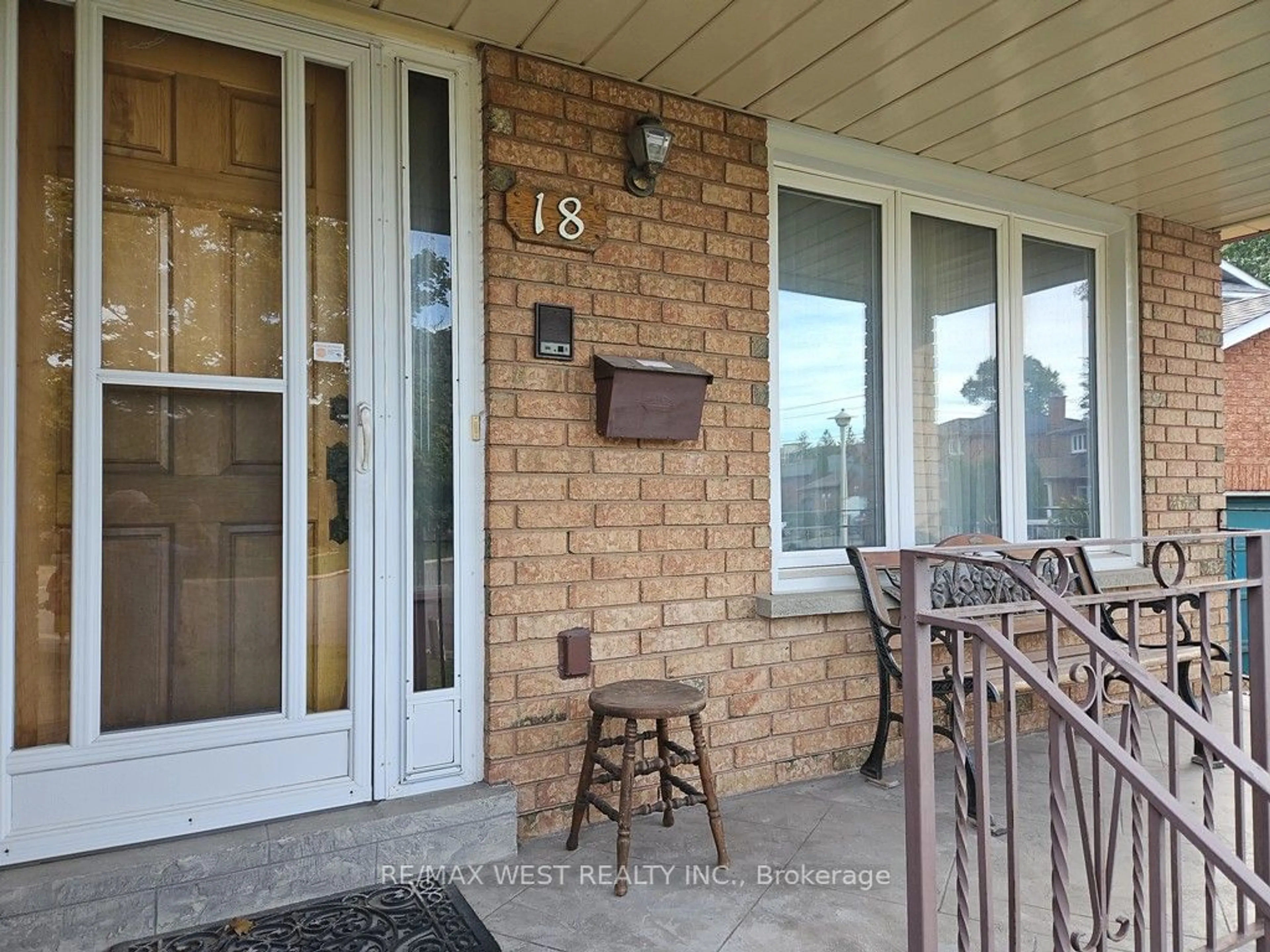 Indoor entryway for 18 Goa Crt, Toronto Ontario M8W 4Y2