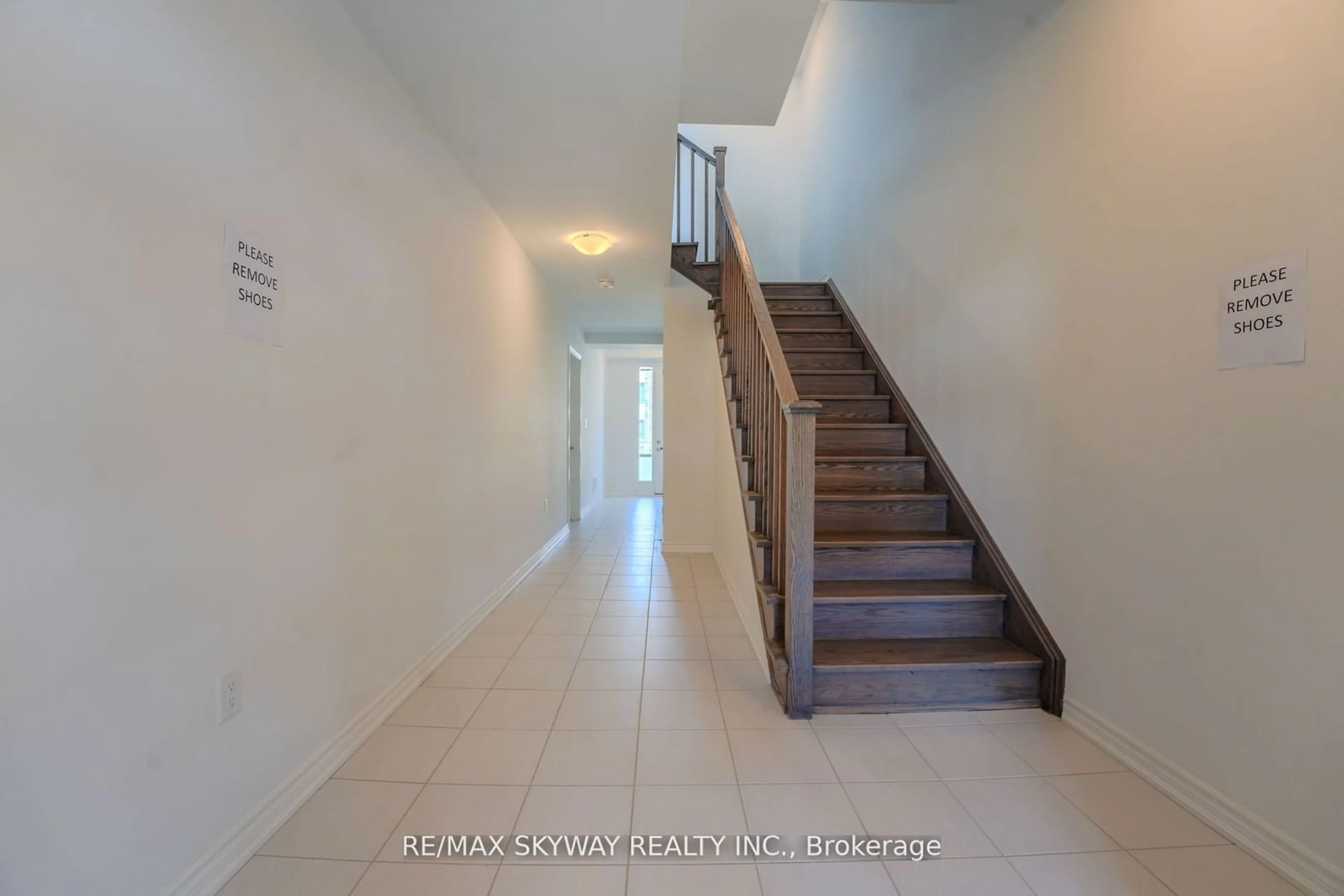 Indoor foyer, wood floors for 4 Plume St, Brampton Ontario L7A 5K4