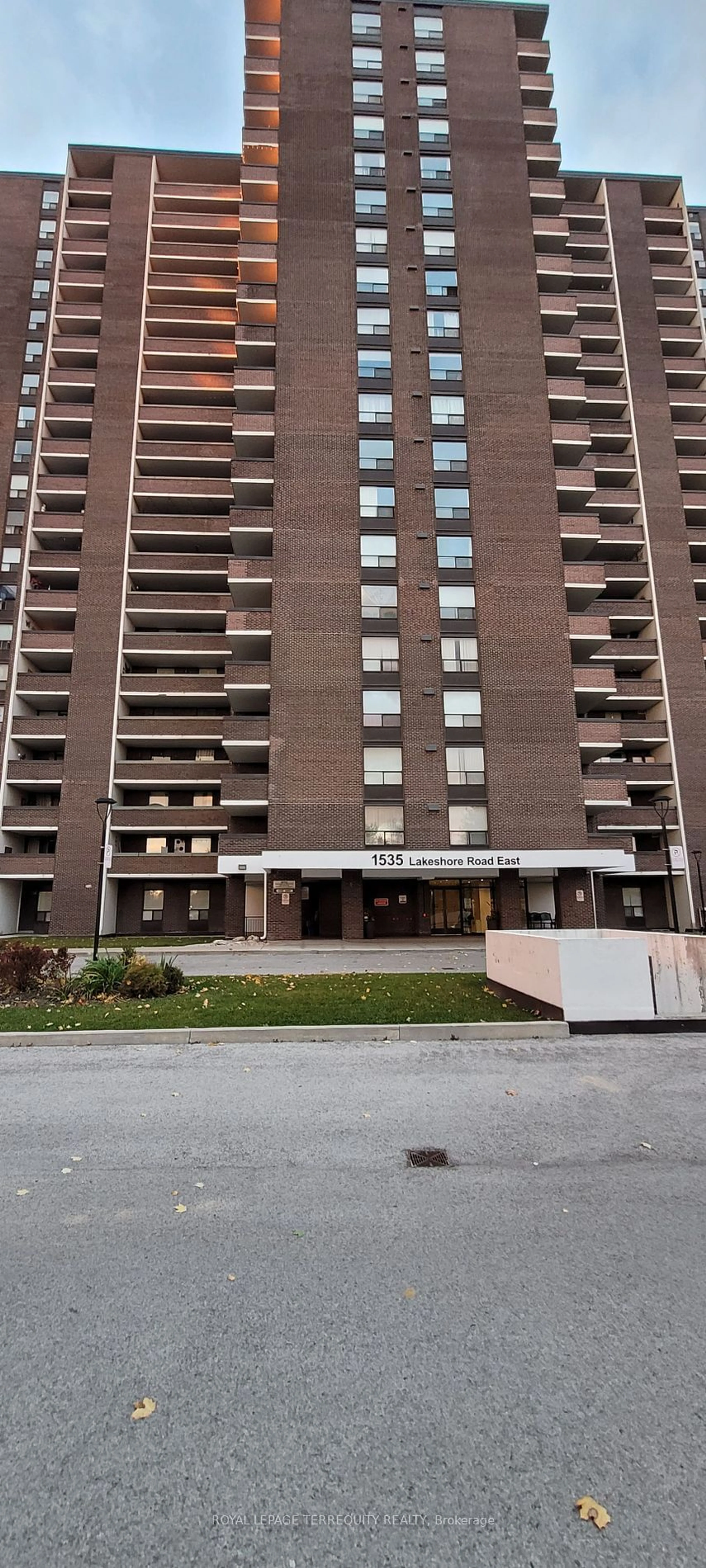 A pic from exterior of the house or condo, the front or back of building for 1535 Lakeshore Rd #403, Mississauga Ontario L5E 3E2