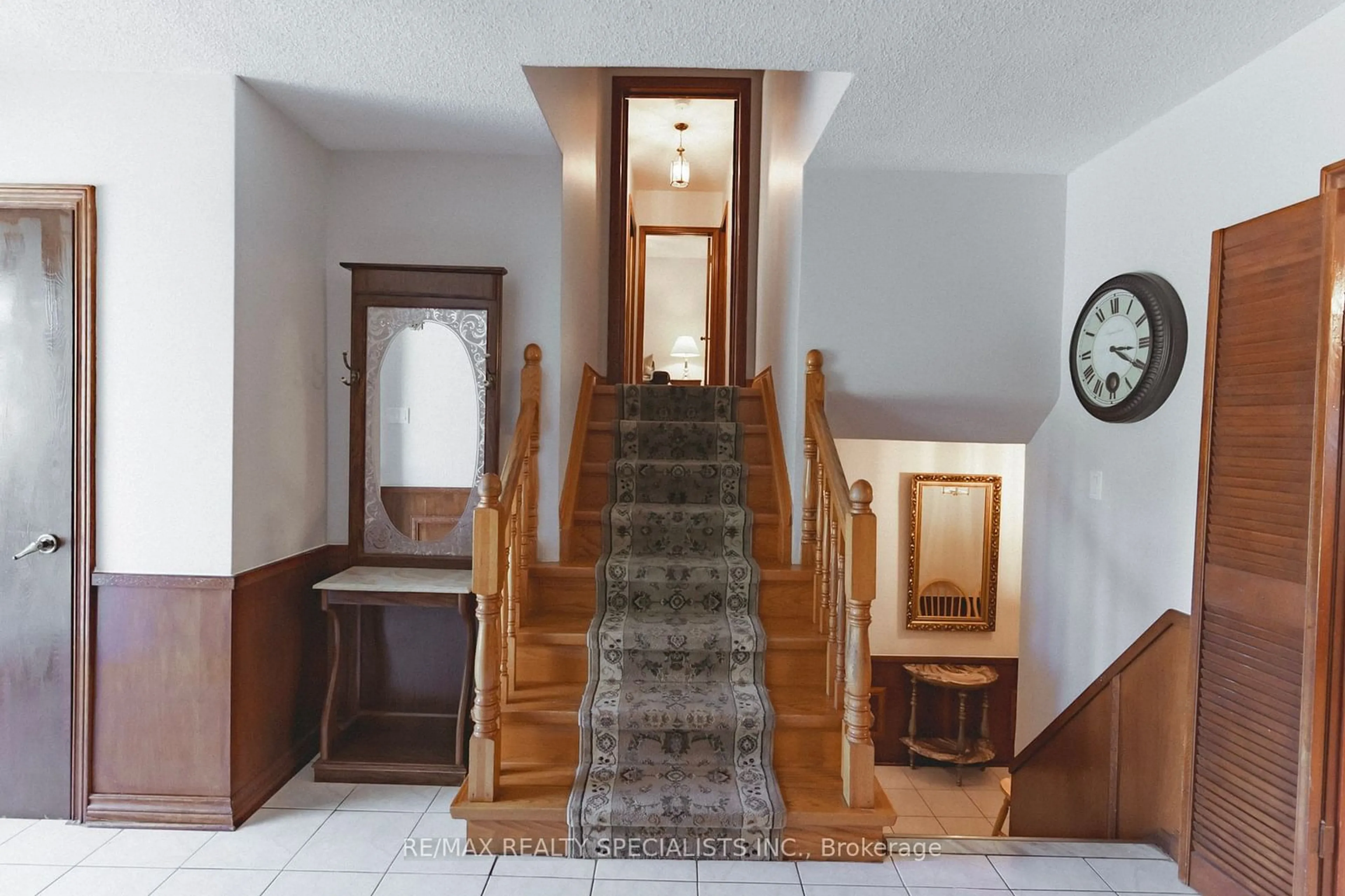 Indoor foyer, wood floors for 2 Allonsius Dr, Toronto Ontario M9C 3N5