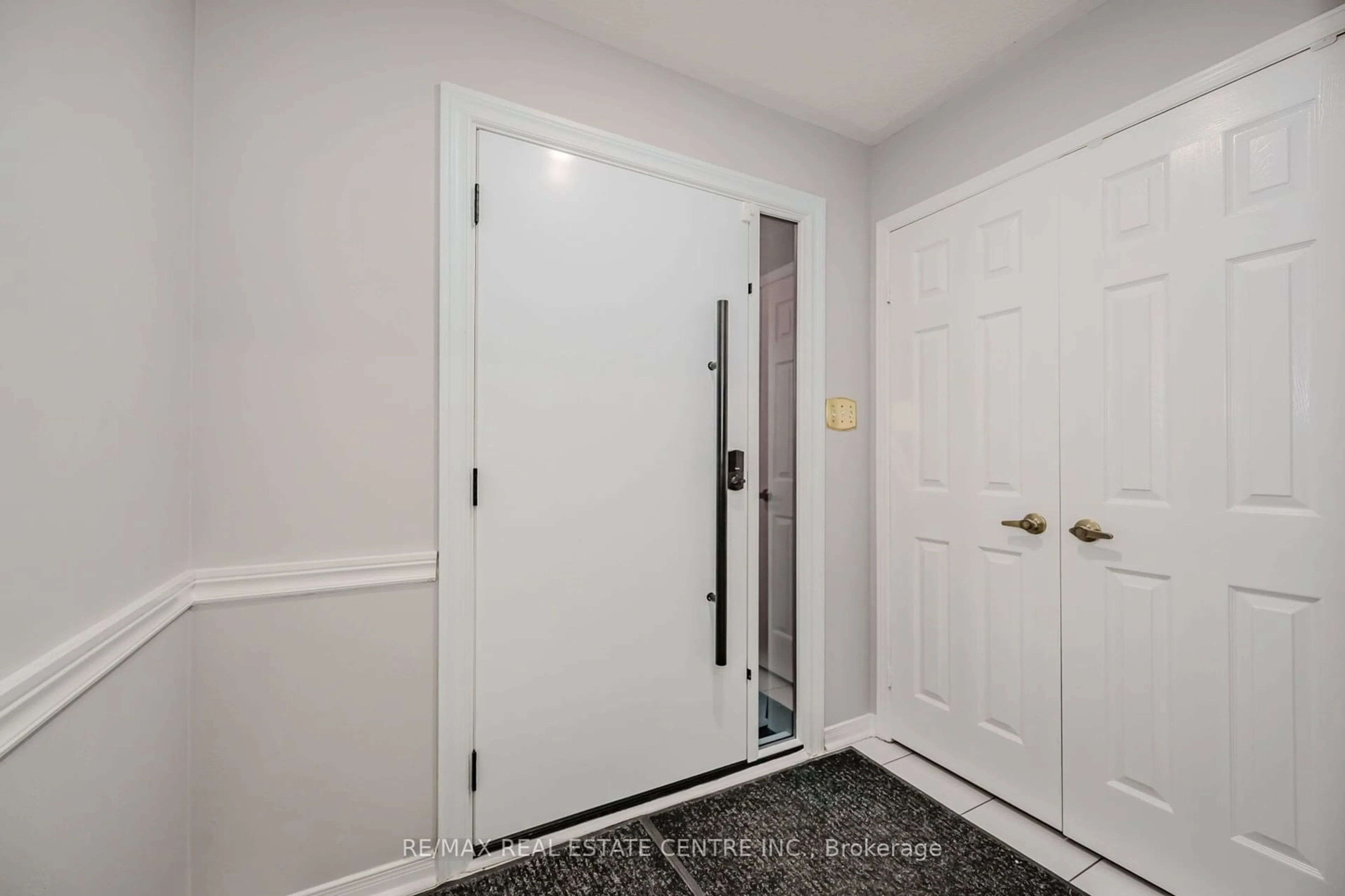 Indoor entryway, unknown floor for 129 Hopewell Rd, Oakville Ontario L6H 5Z1