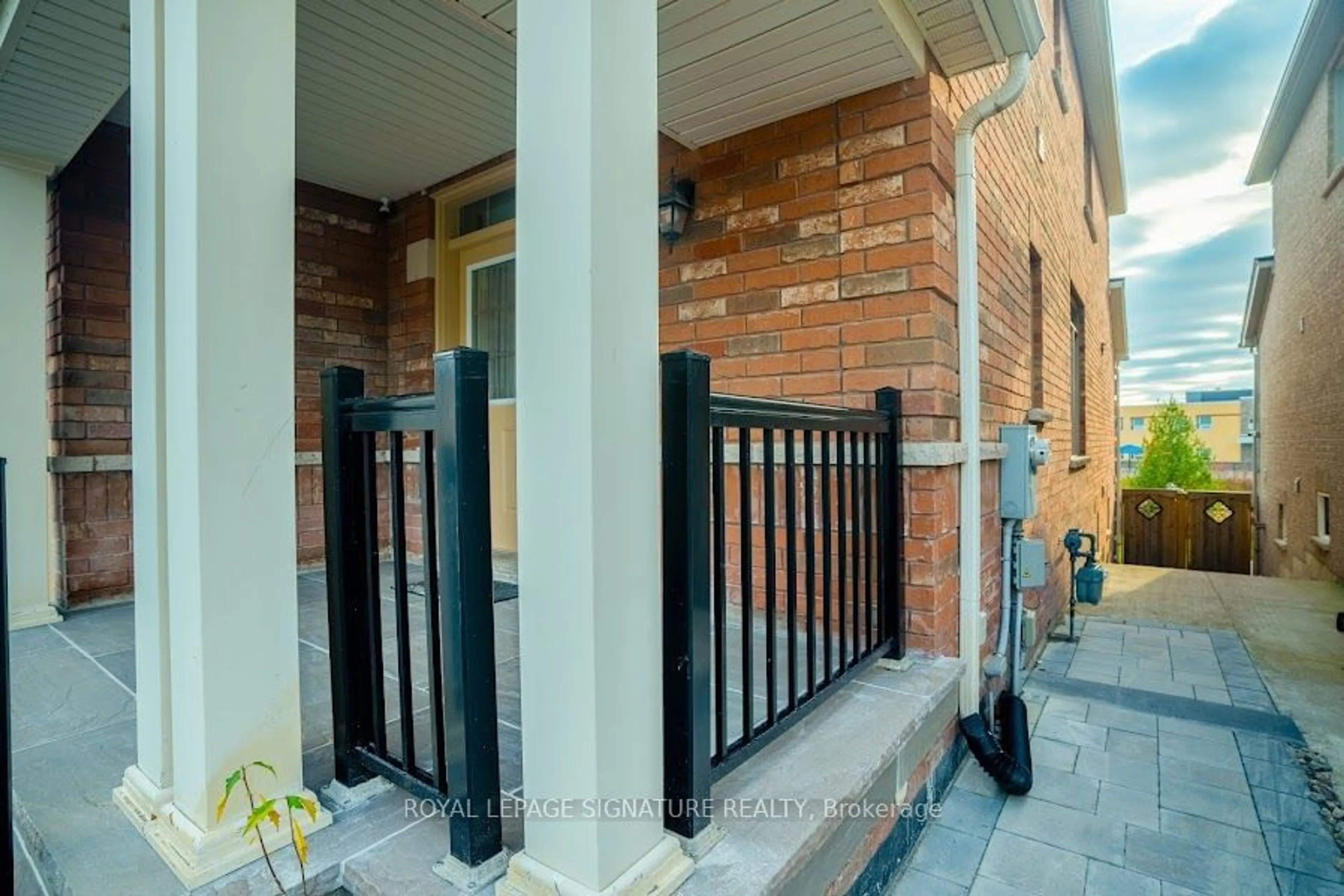 Indoor foyer, wood floors for 48 Dancing Waters Rd, Brampton Ontario L6Y 0L3