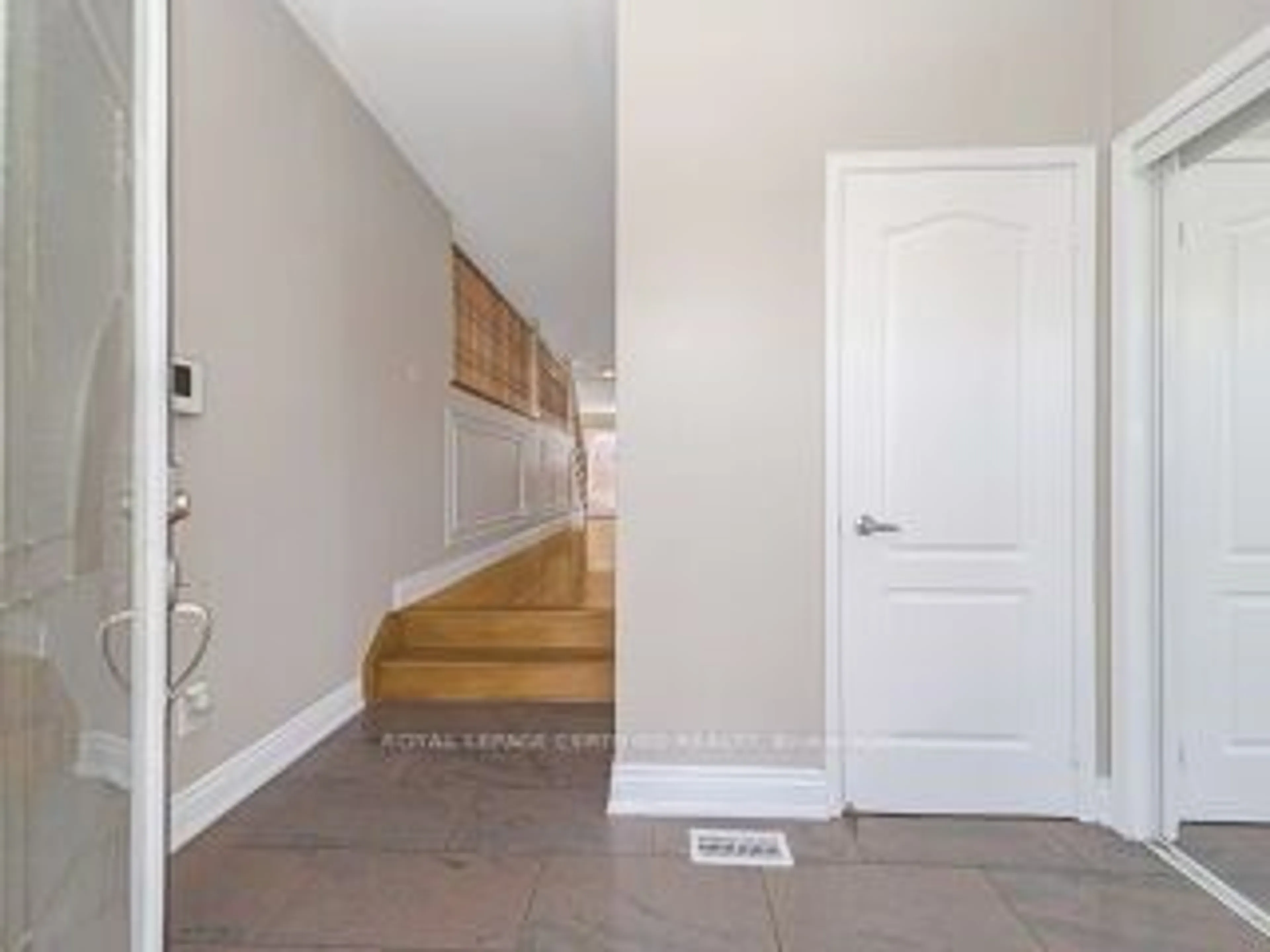 Indoor entryway, wood floors for 130 Edenbrook Hill Dr, Brampton Ontario L7A 2R3