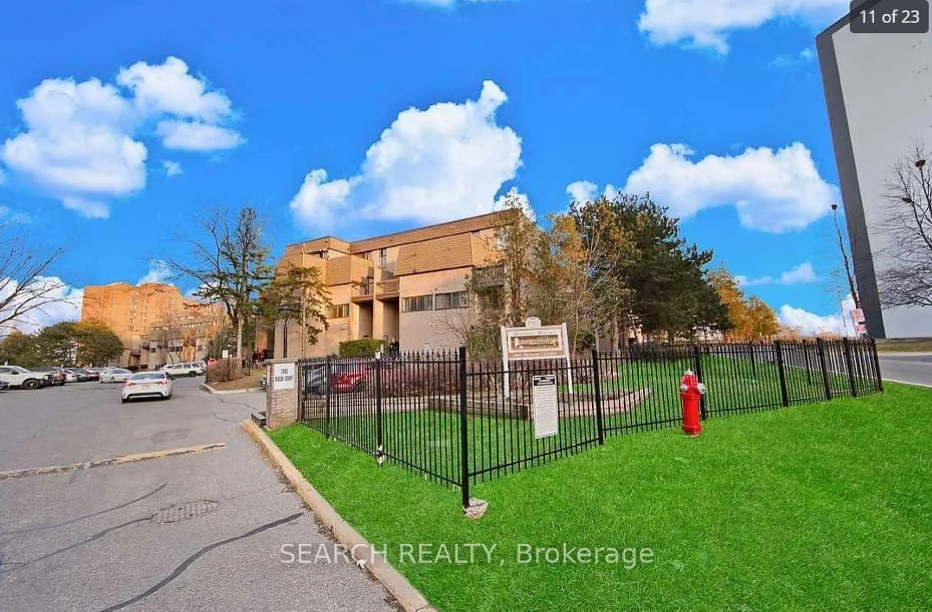 A pic from exterior of the house or condo, the street view for 2095 Roche Crt #281, Mississauga Ontario L5K 3Z6