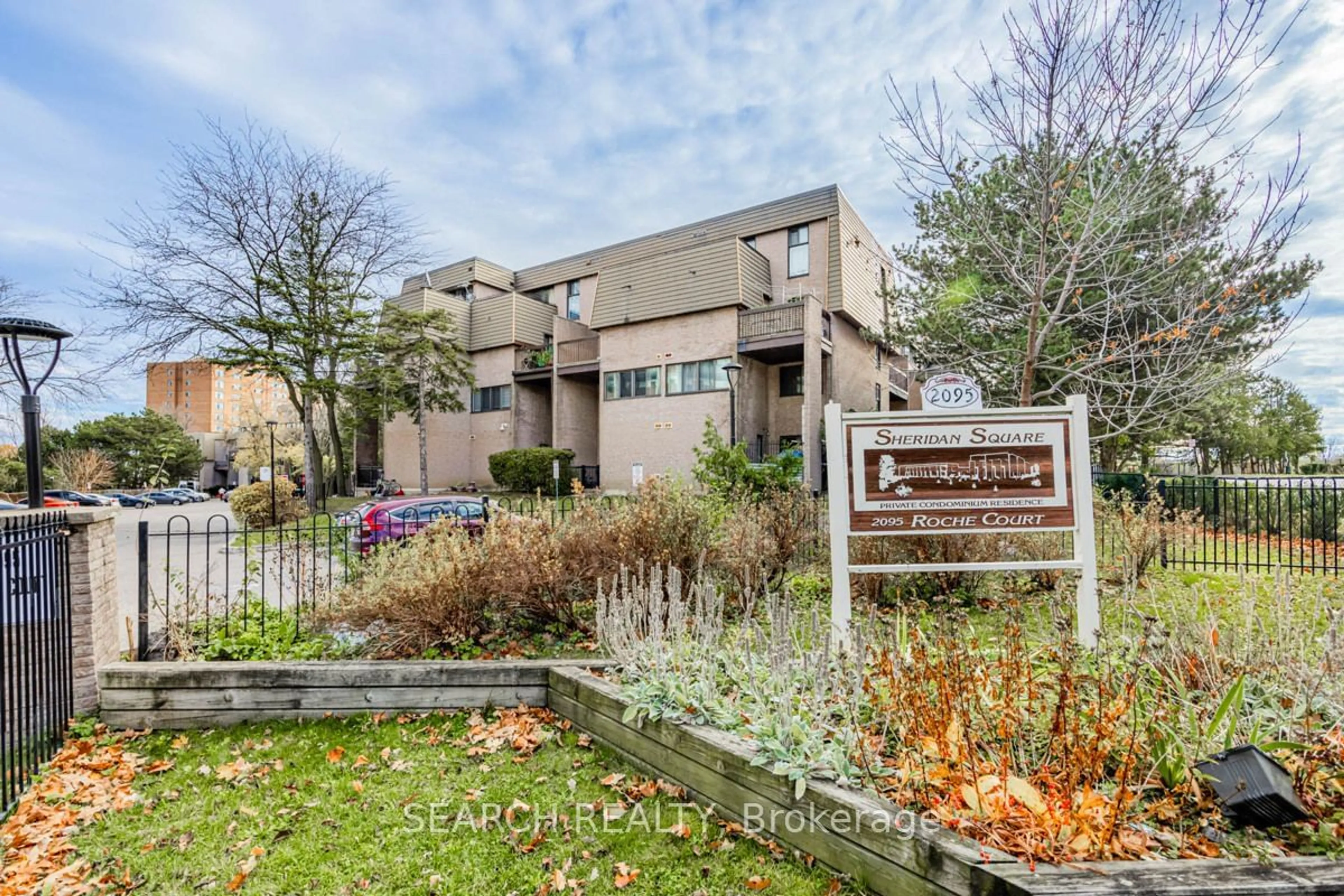 A pic from exterior of the house or condo, the street view for 2095 Roche Crt #281, Mississauga Ontario L5K 3Z6