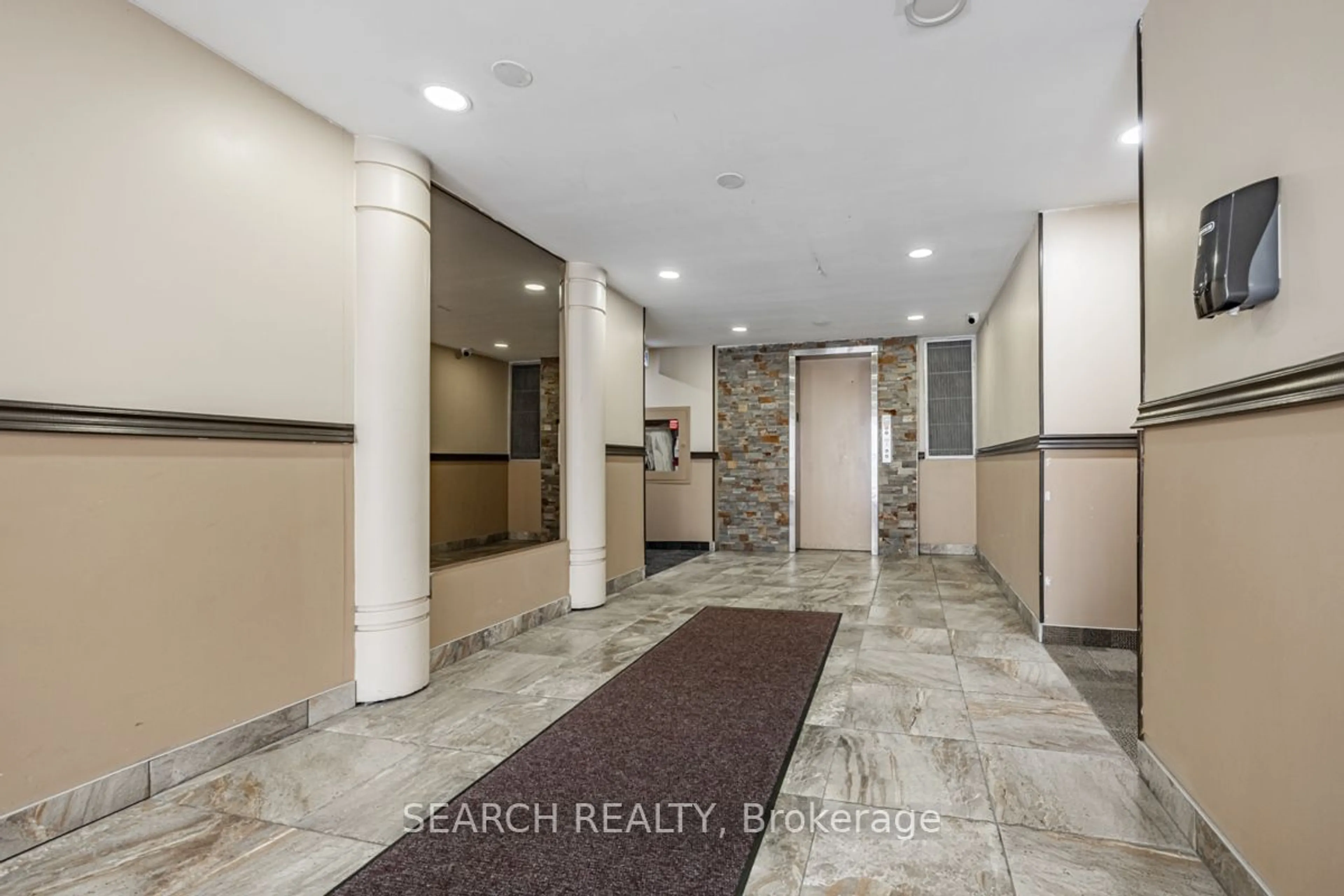 Indoor lobby, ceramic floors for 2095 Roche Crt #281, Mississauga Ontario L5K 3Z6