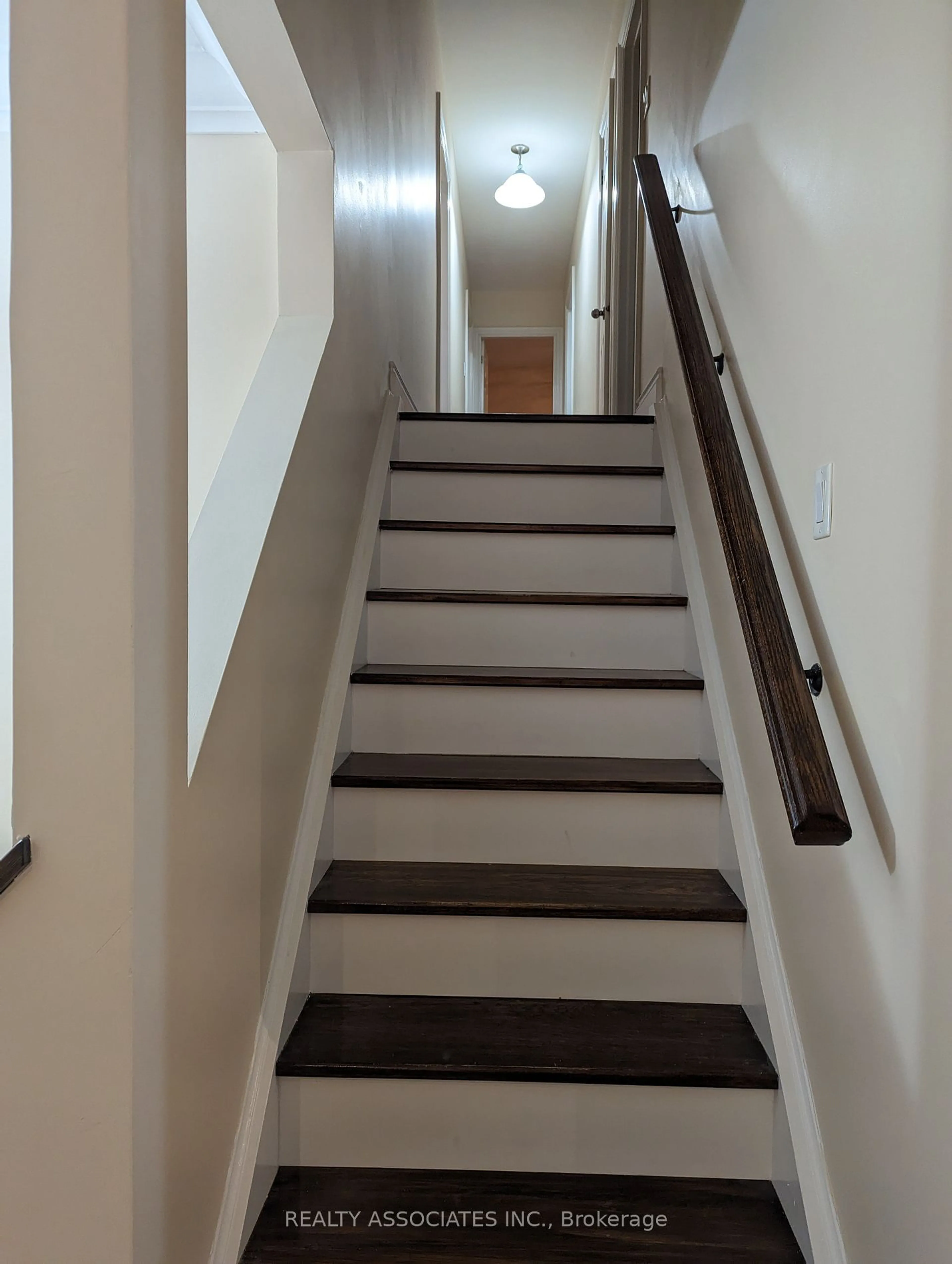 Stairs for 1654 Stonehaven Dr, Mississauga Ontario L5J 1E7