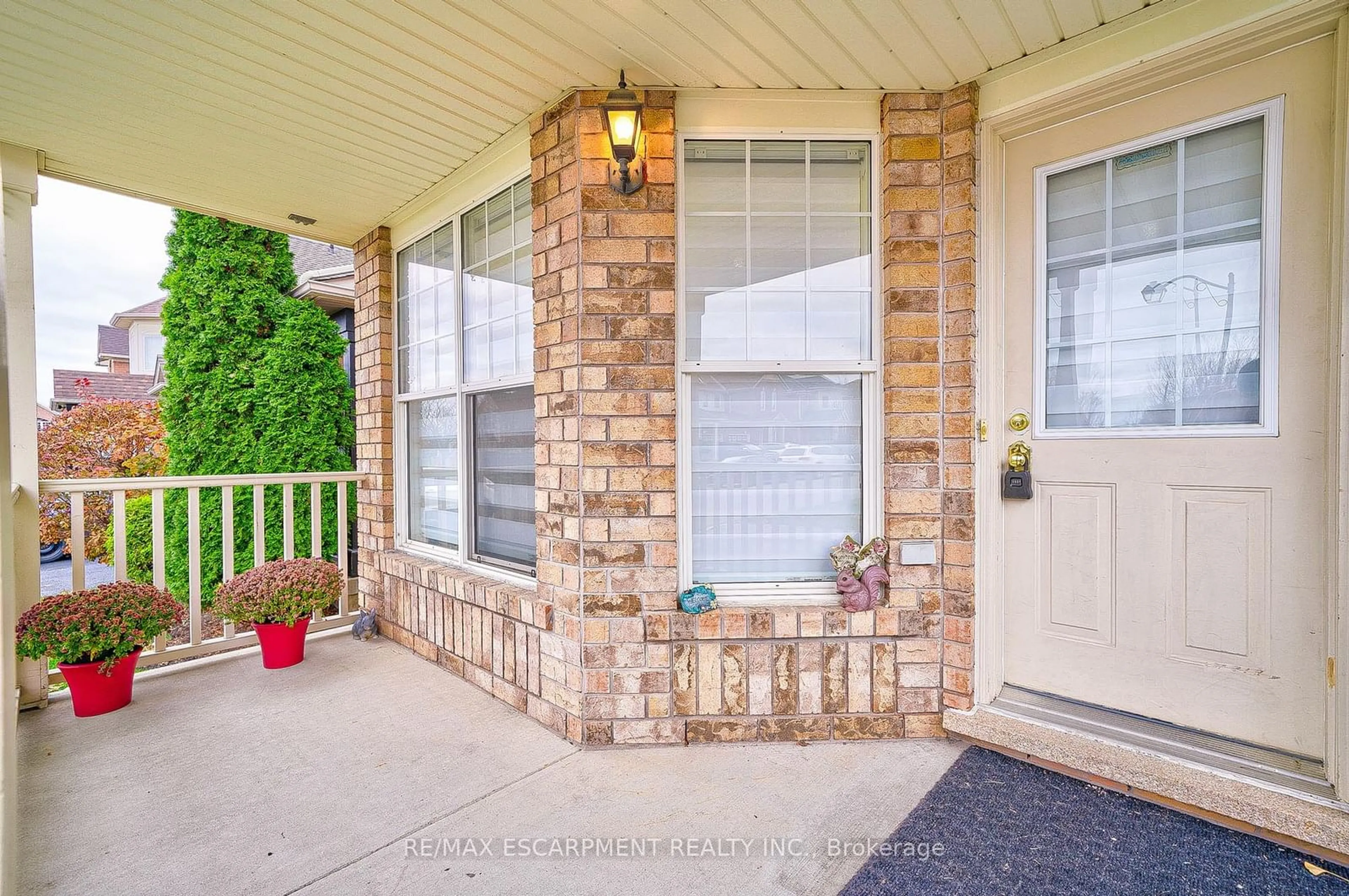 Indoor entryway, wood floors for 810 Shepherd Pl, Milton Ontario L9T 6L9