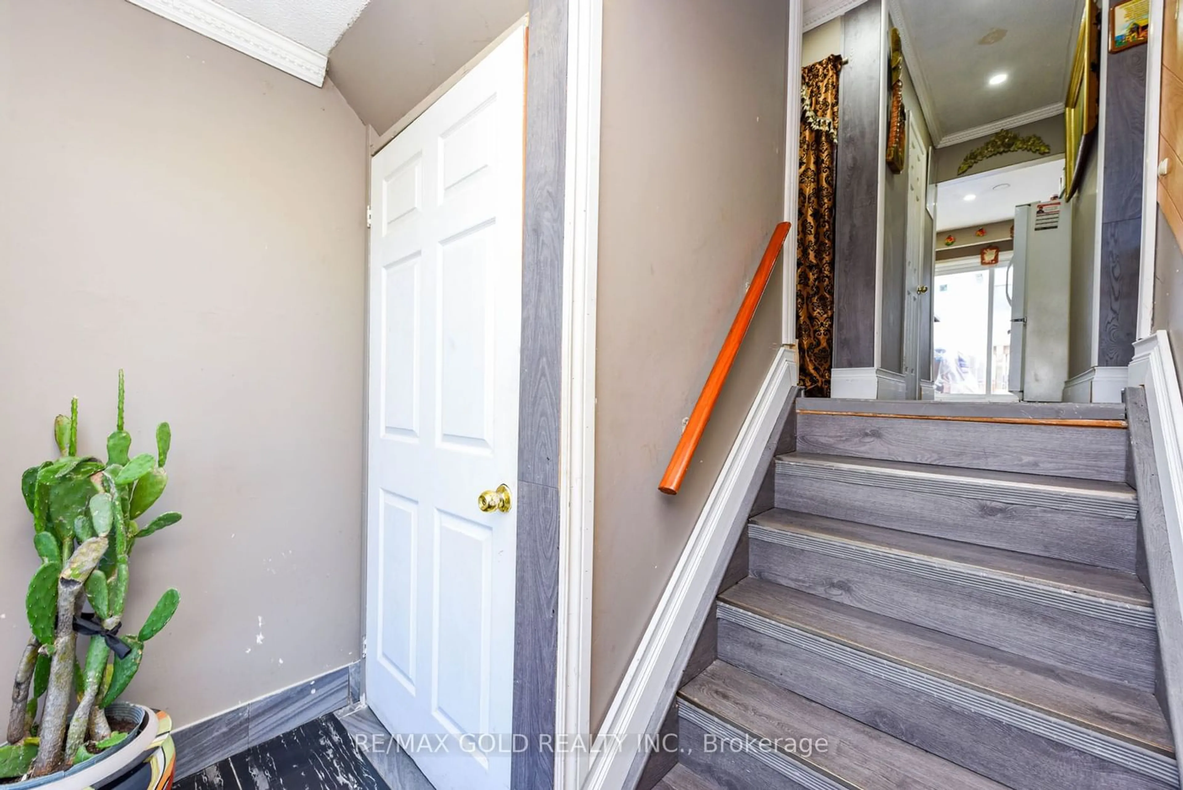 Indoor entryway, wood floors for 7500 Goreway Dr #35, Mississauga Ontario L4T 3C7