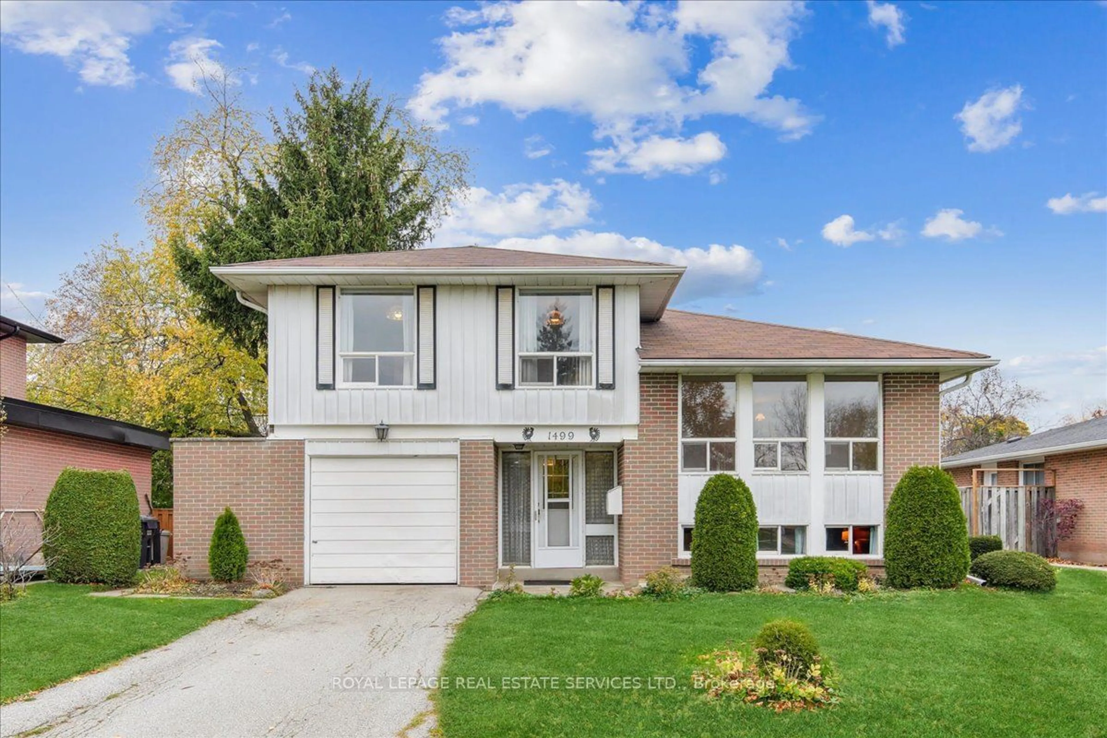 Frontside or backside of a home, the street view for 1499 Seaview Dr, Mississauga Ontario L5J 1X7