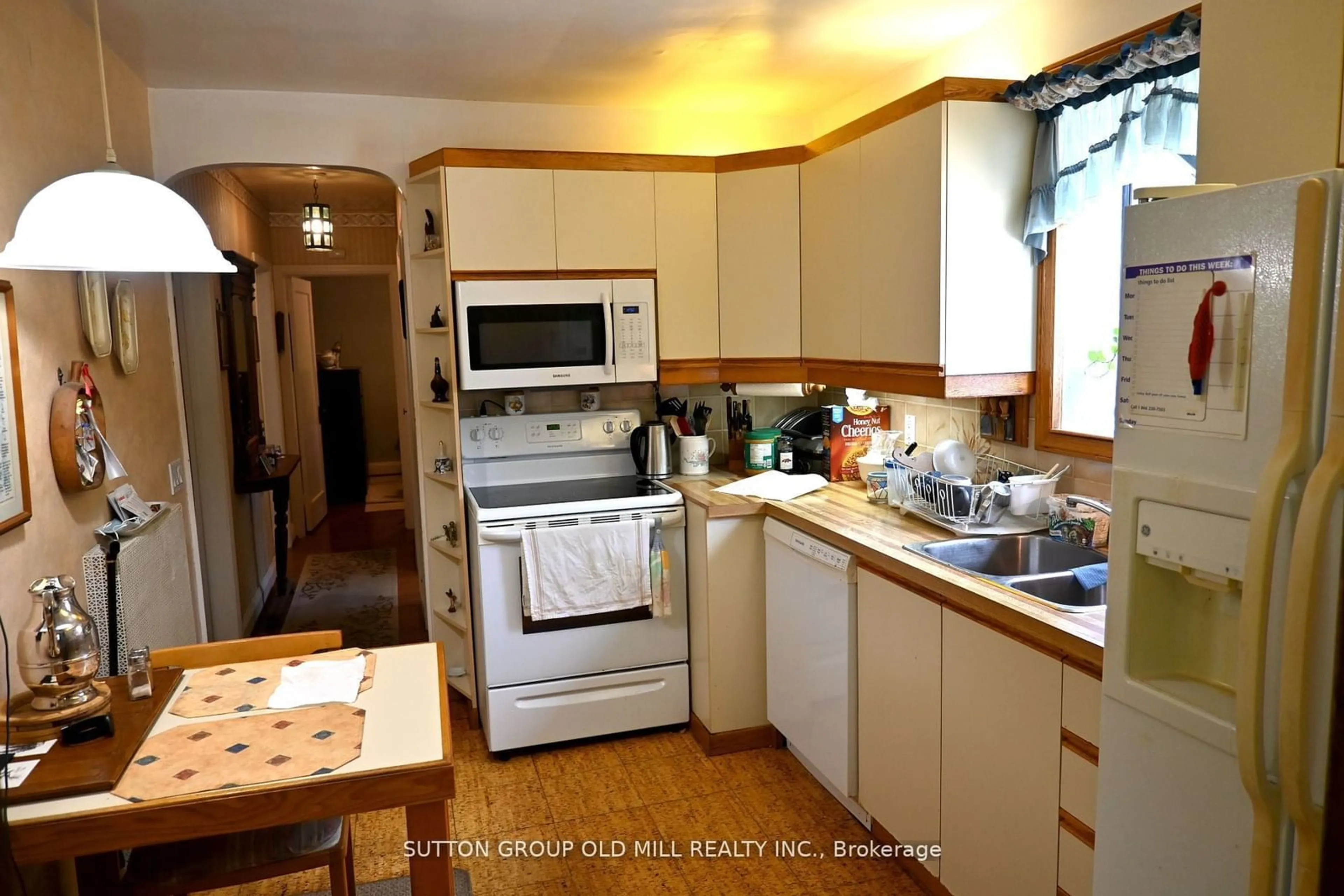 Standard kitchen, wood floors, cottage for 176 Lake Shore Dr, Toronto Ontario M8V 2A9