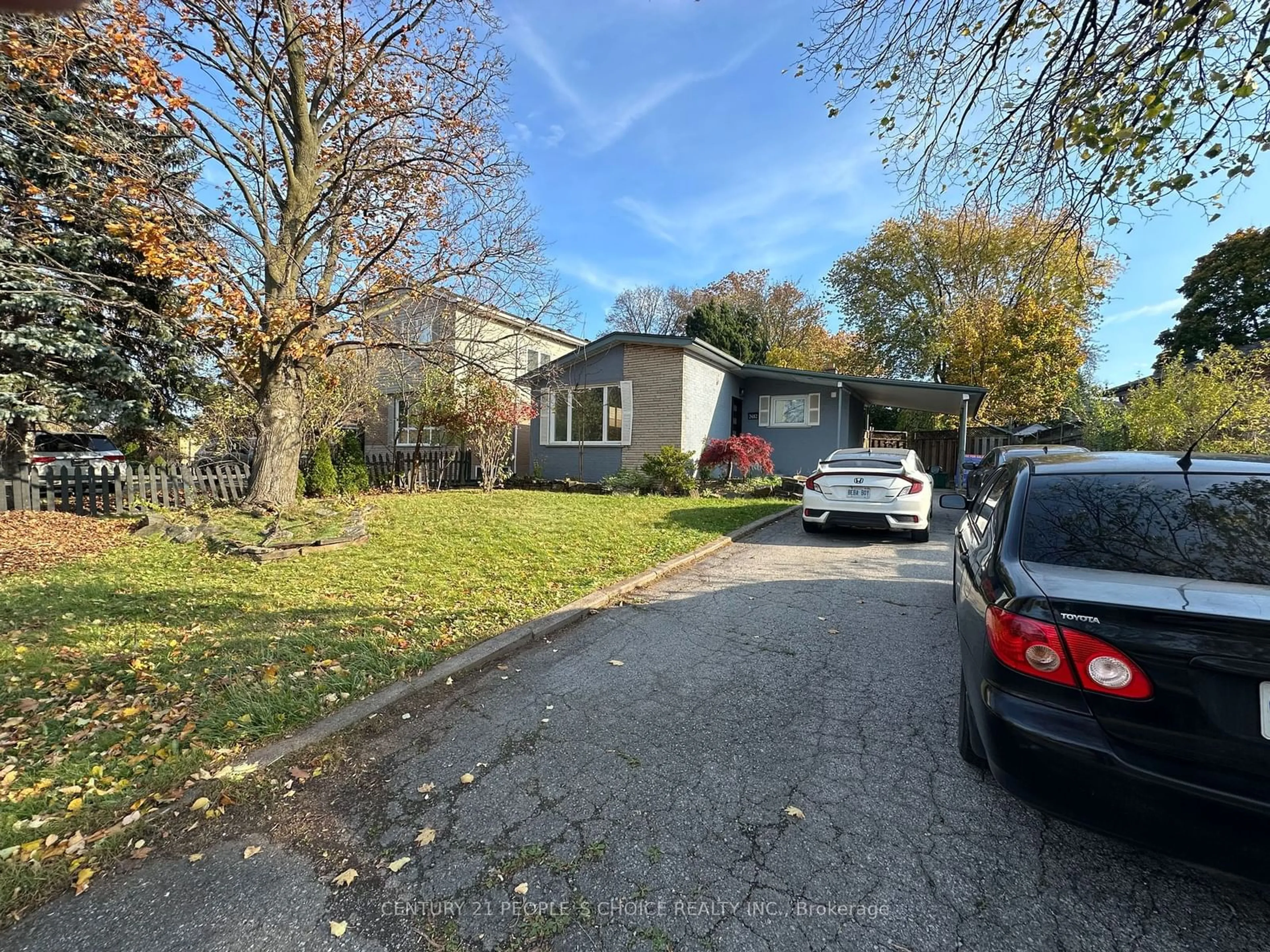 Frontside or backside of a home, the street view for 2682 Truscott Dr, Mississauga Ontario L5J 2B7