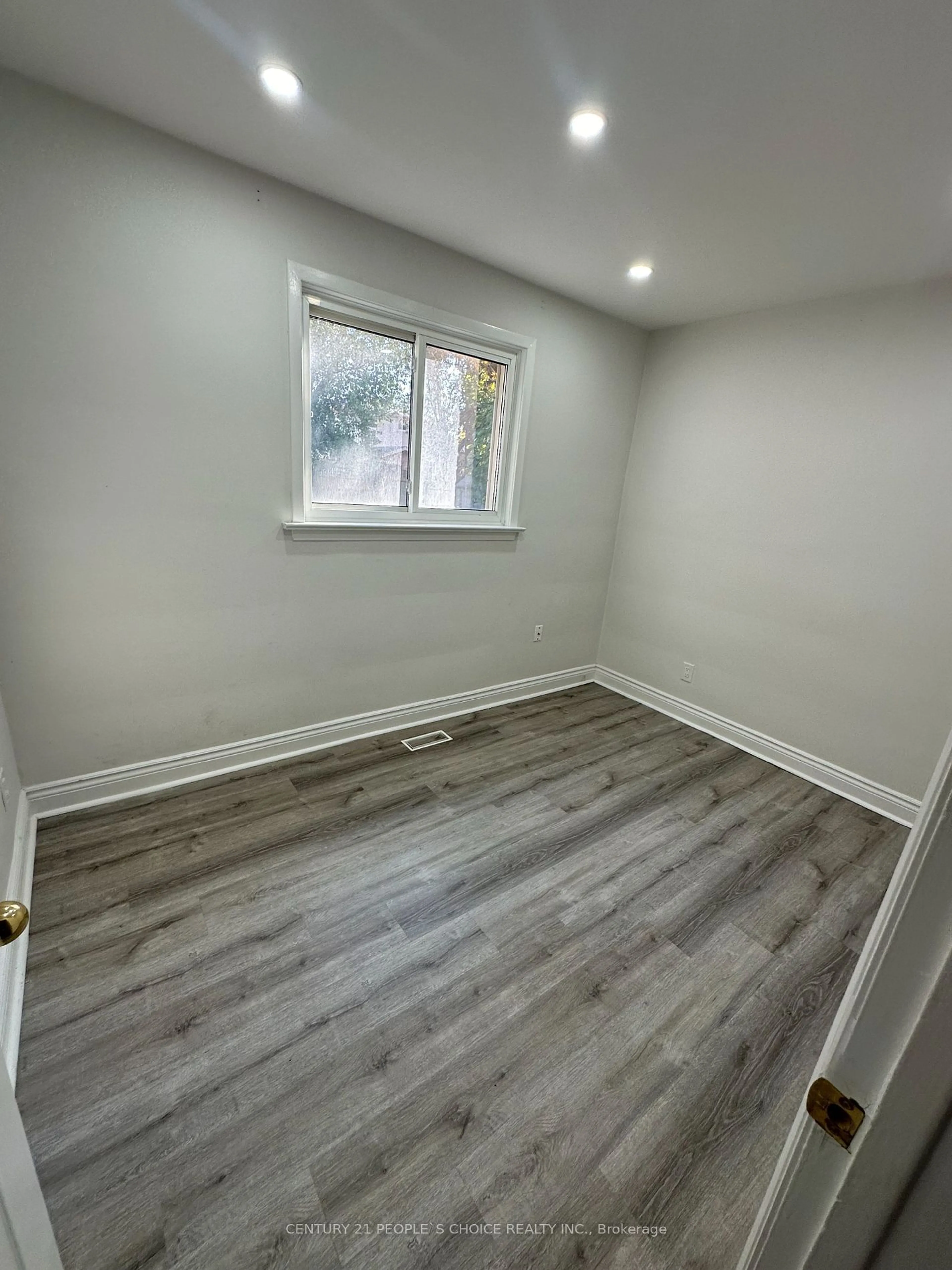 A pic of a room, wood floors for 2682 Truscott Dr, Mississauga Ontario L5J 2B7