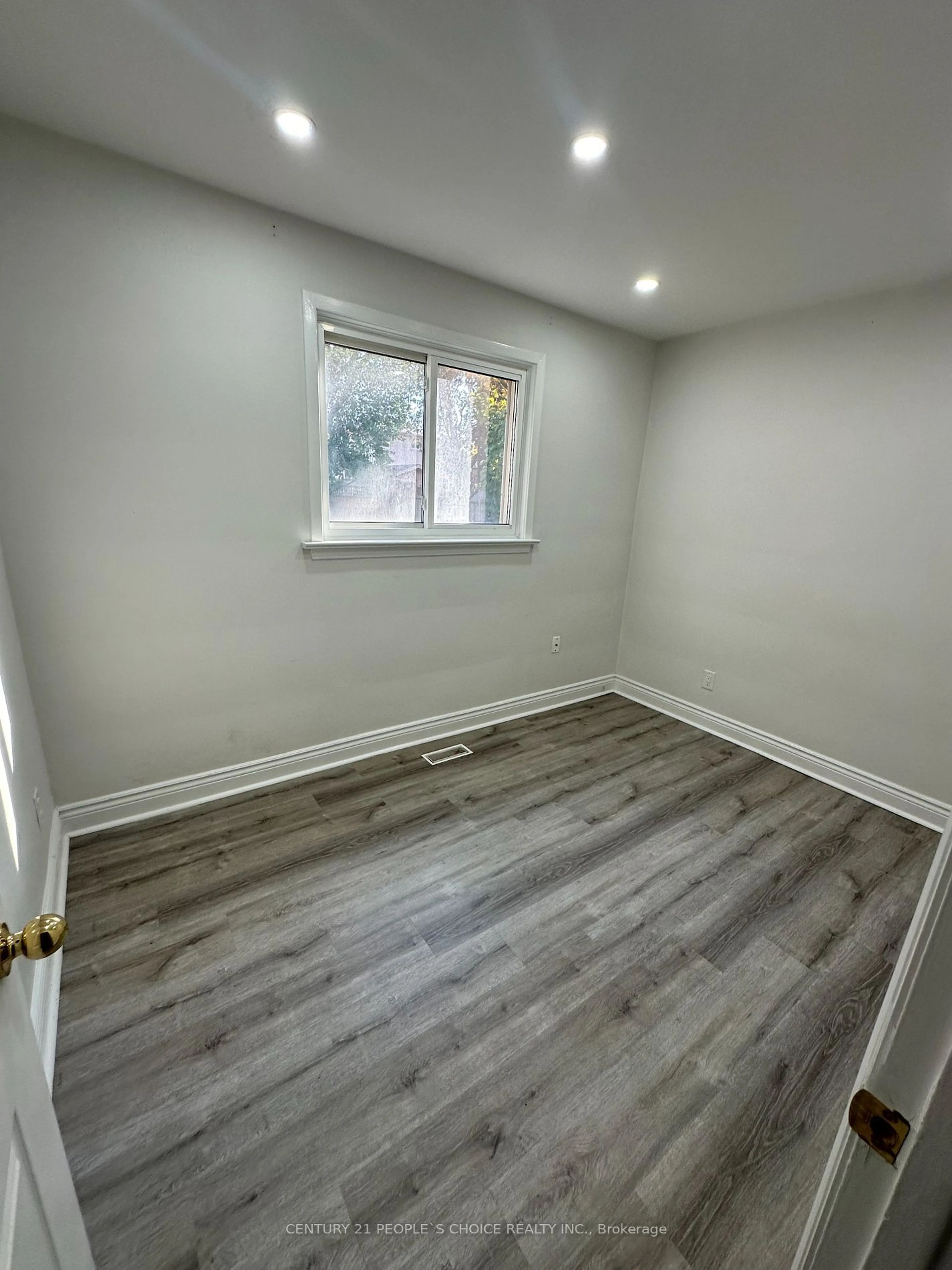 A pic of a room, wood floors for 2682 Truscott Dr, Mississauga Ontario L5J 2B7